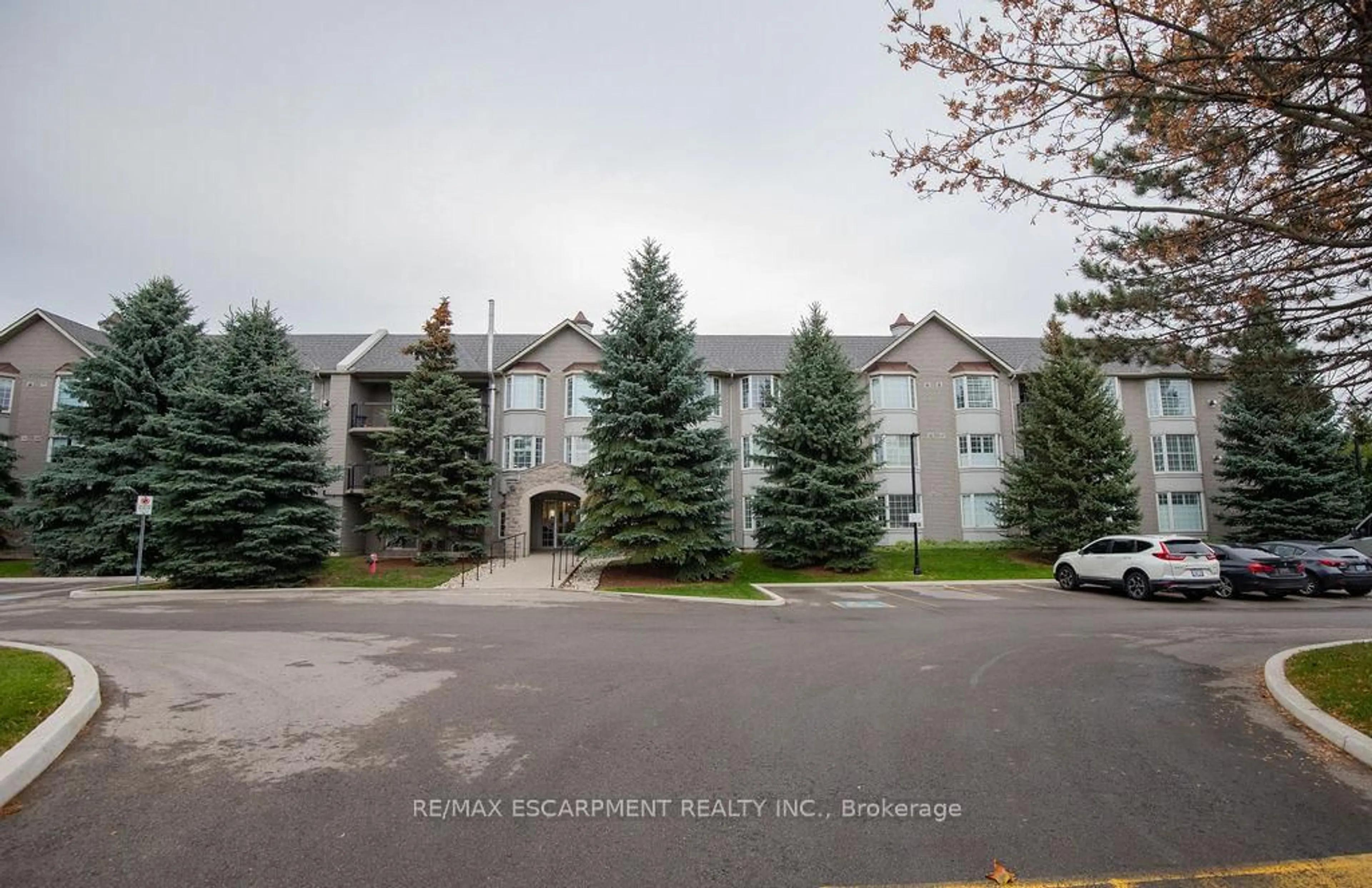 A pic from outside/outdoor area/front of a property/back of a property/a pic from drone, mountain view for 990 Golf Links Rd #202, Hamilton Ontario L9K 1J8