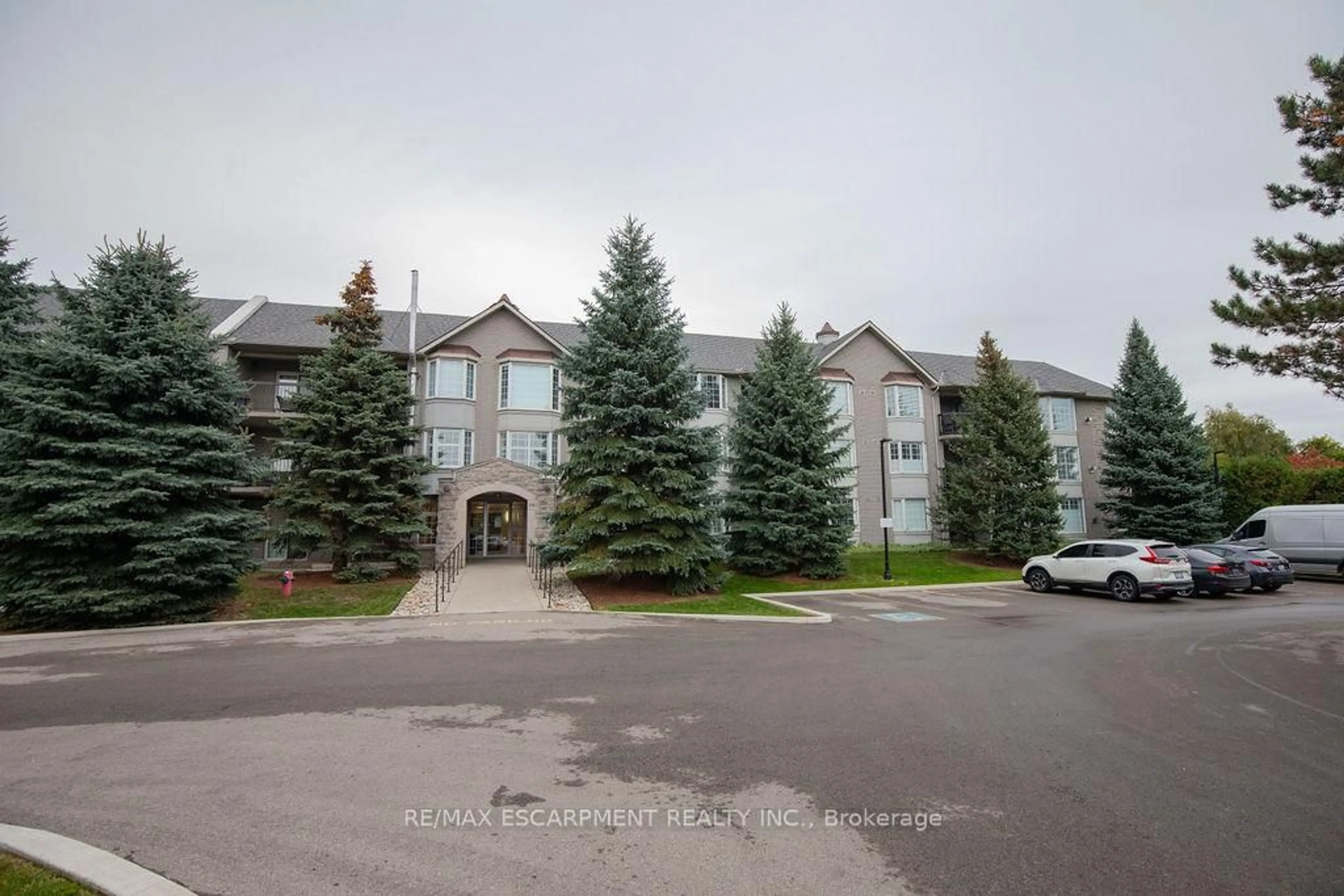 A pic from outside/outdoor area/front of a property/back of a property/a pic from drone, mountain view for 990 Golf Links Rd #202, Hamilton Ontario L9K 1J8