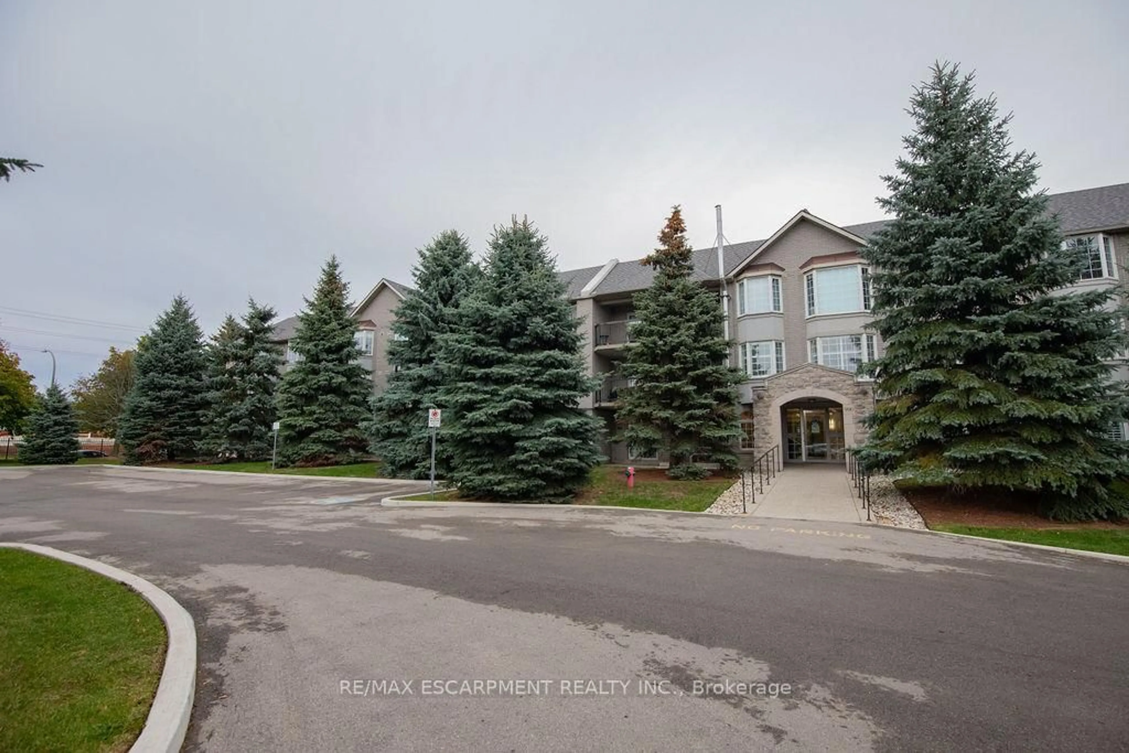 A pic from outside/outdoor area/front of a property/back of a property/a pic from drone, mountain view for 990 Golf Links Rd #202, Hamilton Ontario L9K 1J8