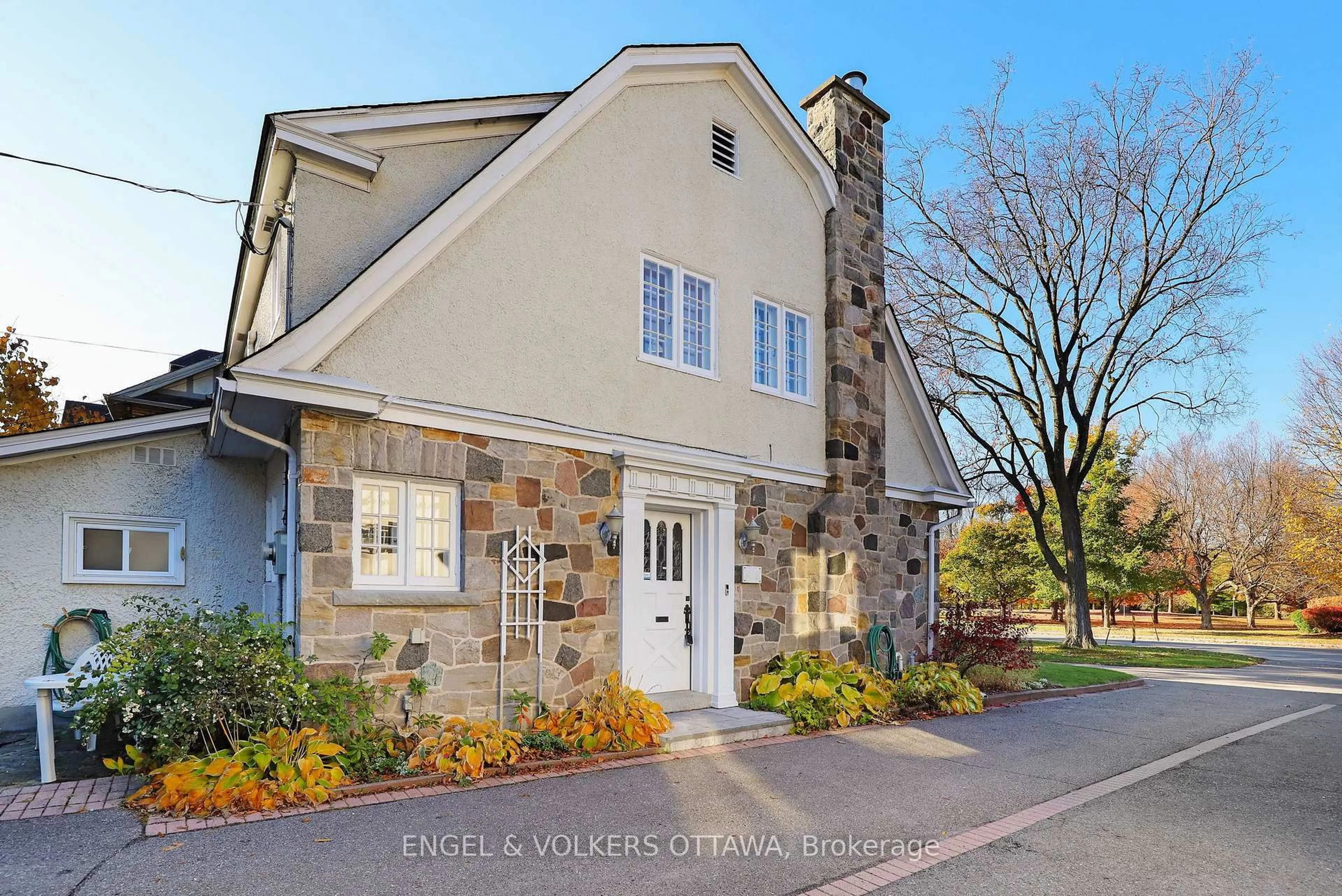 Home with brick exterior material, street for 513 Island Park Dr, Ottawa Ontario K1Y 0B4