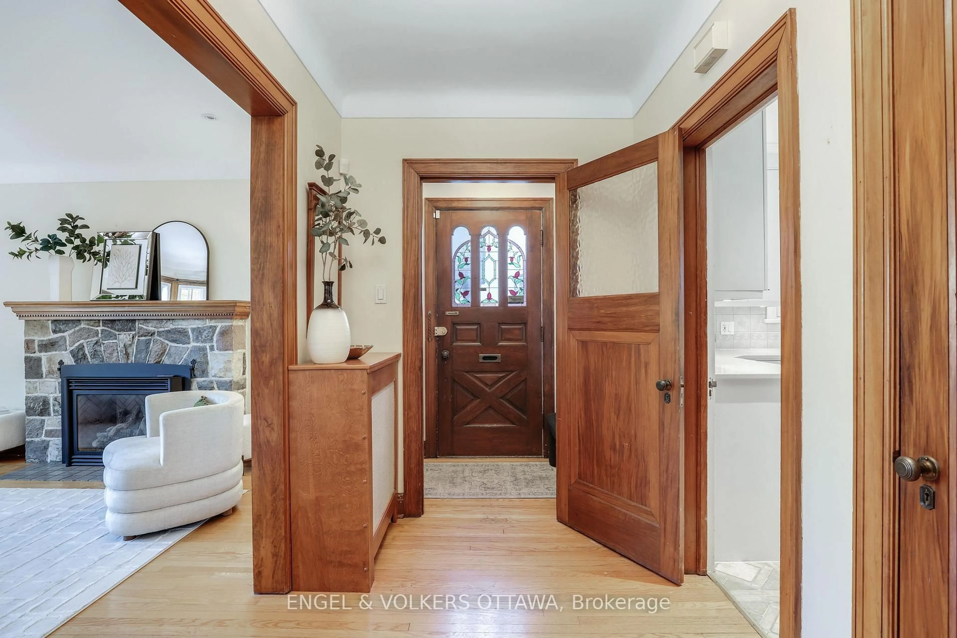 Indoor entryway for 513 Island Park Dr, Ottawa Ontario K1Y 0B4