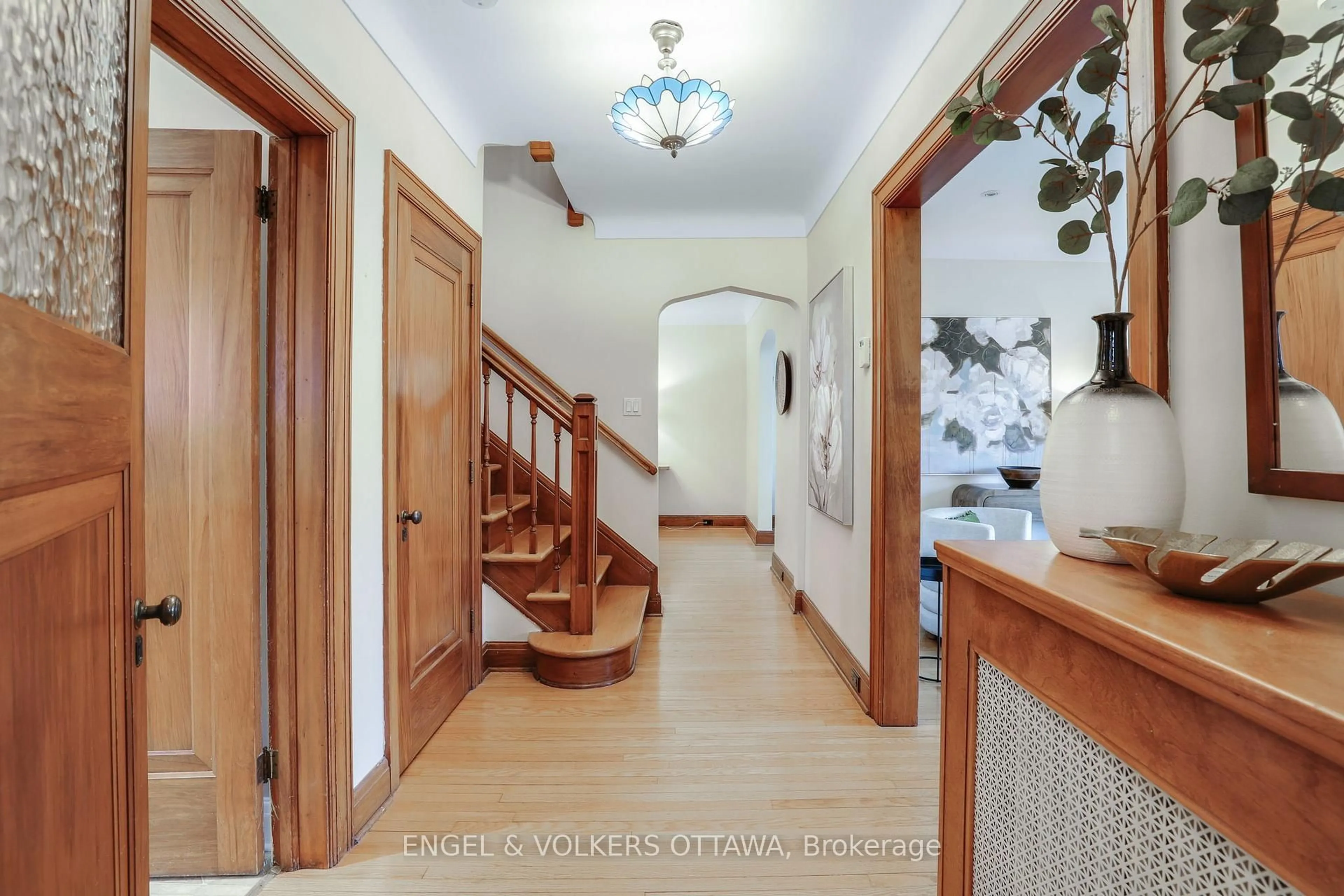 Indoor foyer for 513 Island Park Dr, Ottawa Ontario K1Y 0B4