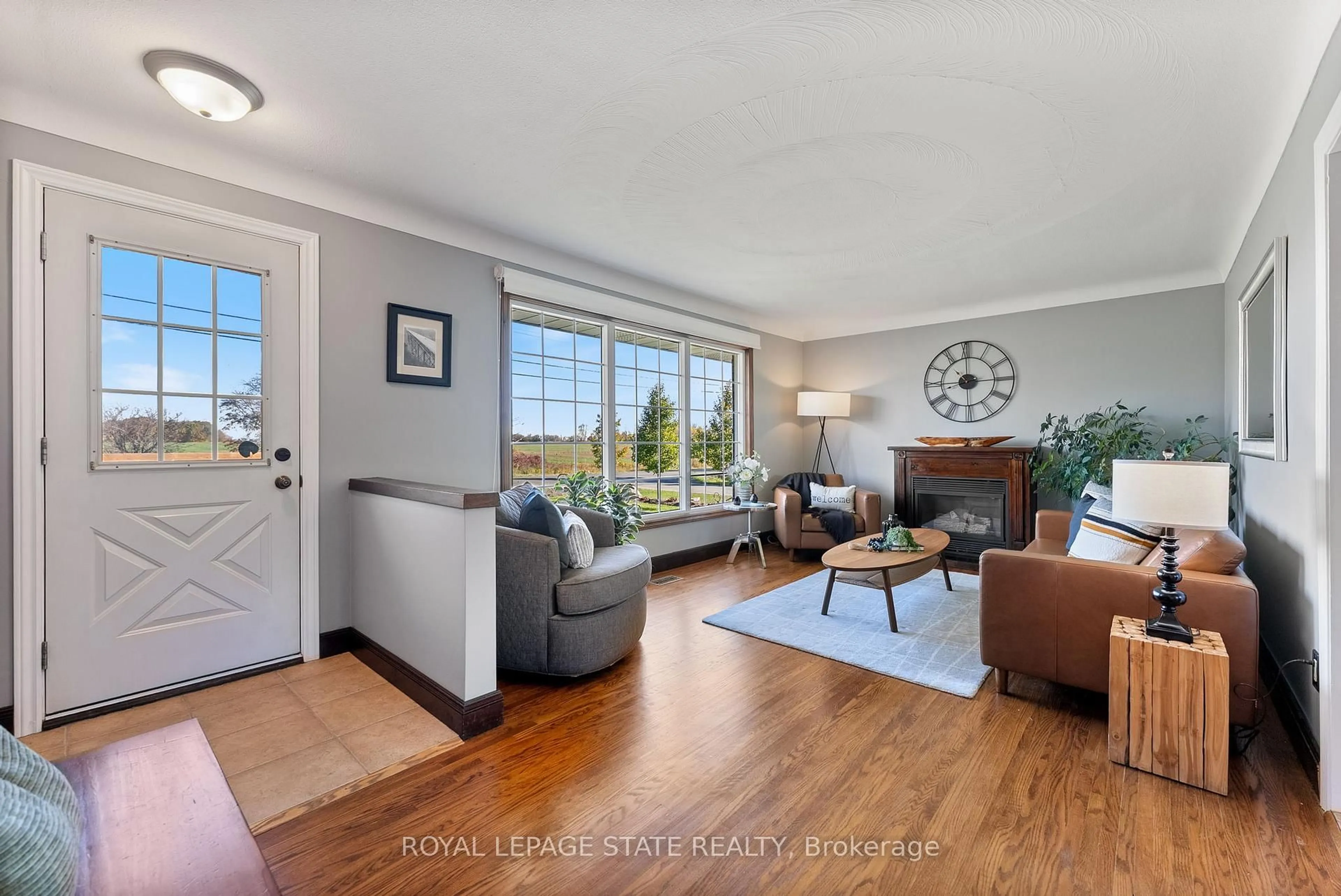 Living room with furniture, unknown for 5187 White Church Rd, Hamilton Ontario L0R 1W0