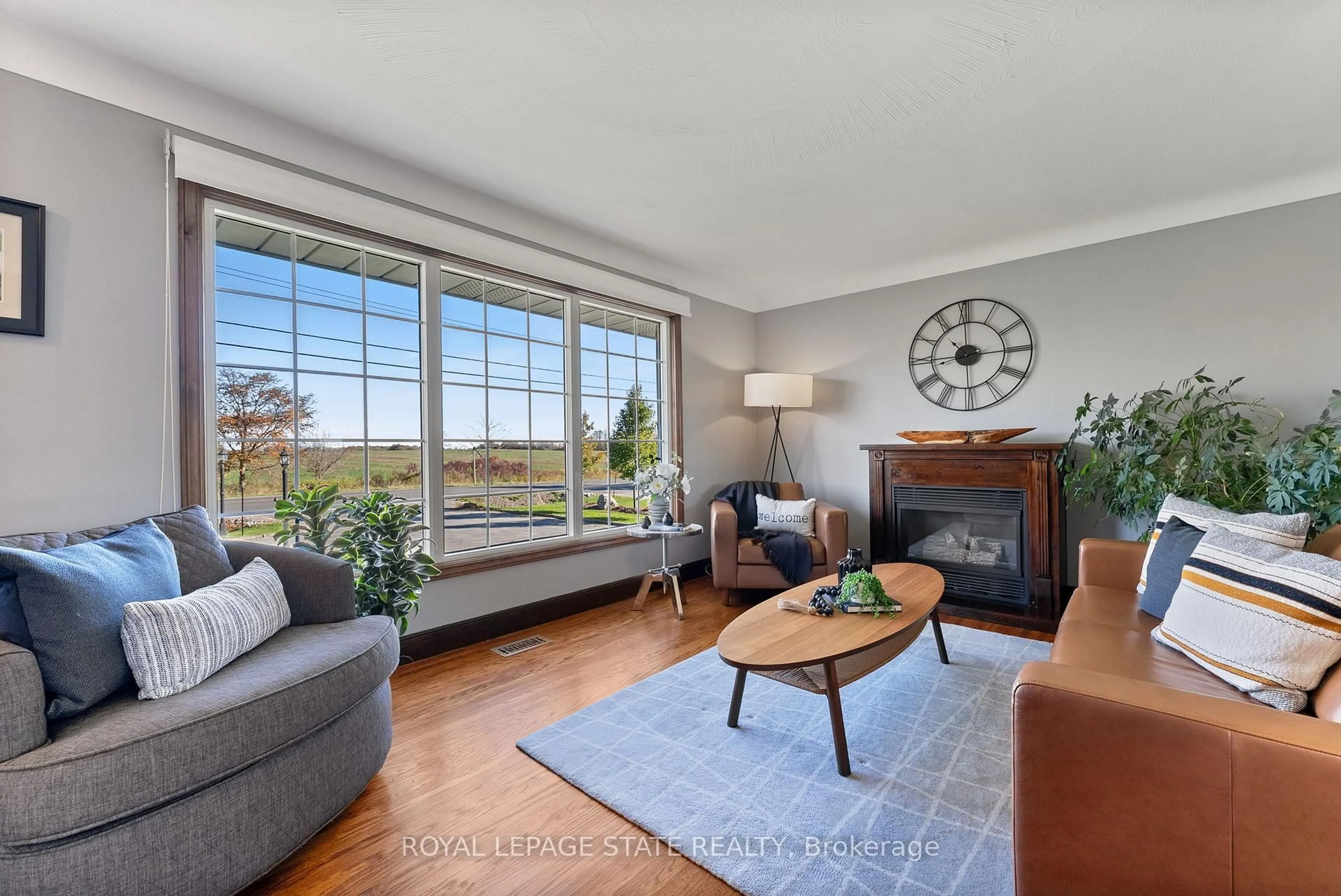 Living room with furniture, unknown for 5187 White Church Rd, Hamilton Ontario L0R 1W0