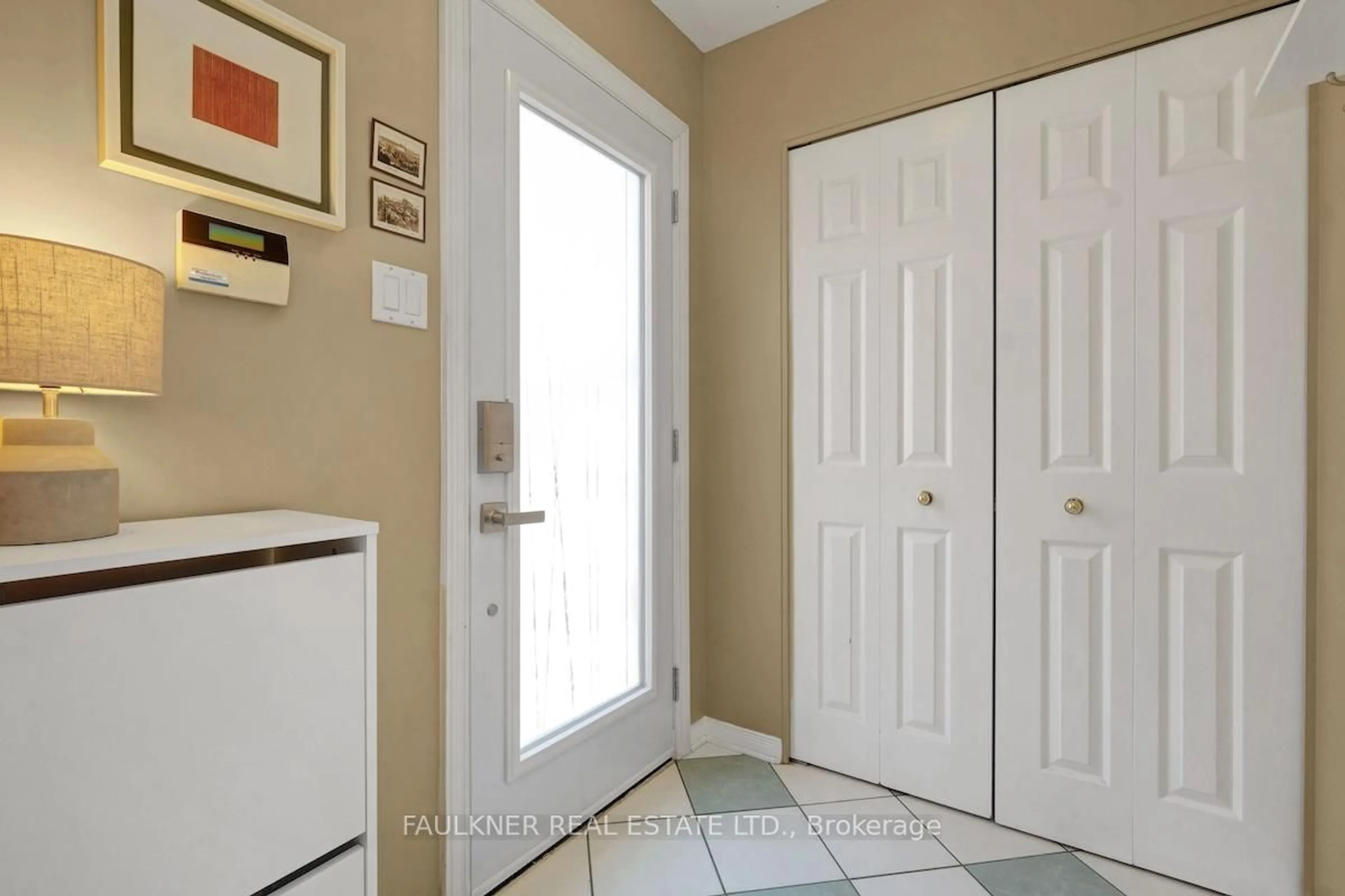 Indoor entryway for 393 Bell St, Ottawa Ontario K1S 4K5