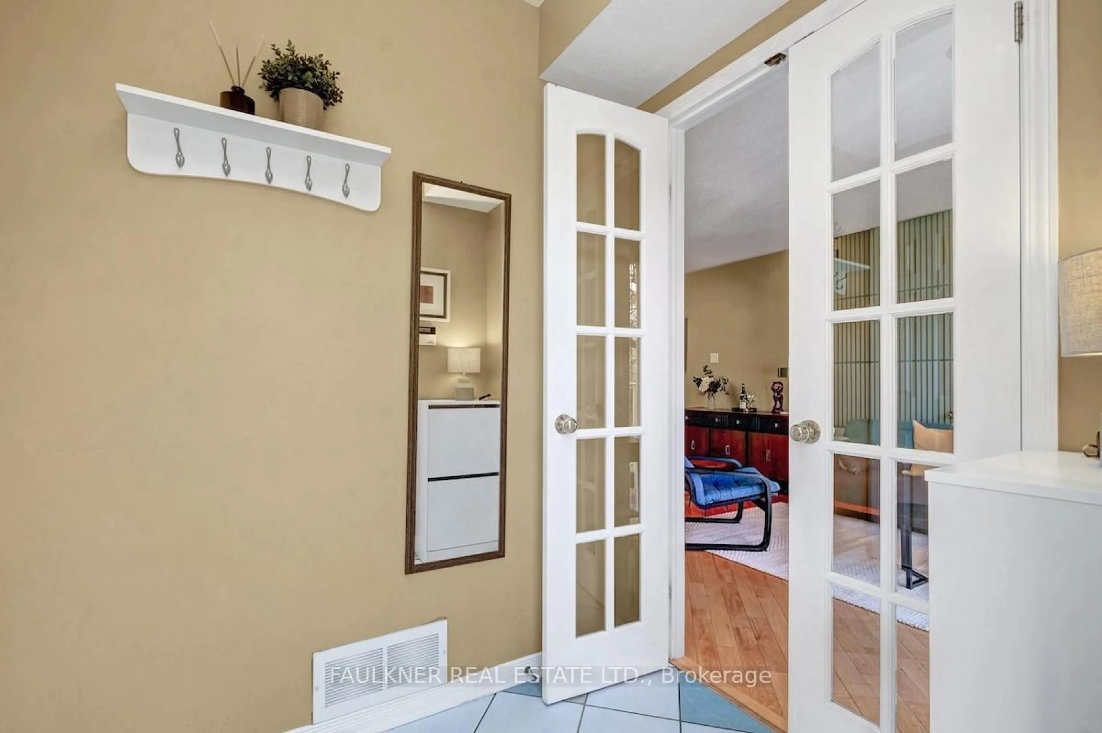 Indoor entryway for 393 Bell St, Ottawa Ontario K1S 4K5