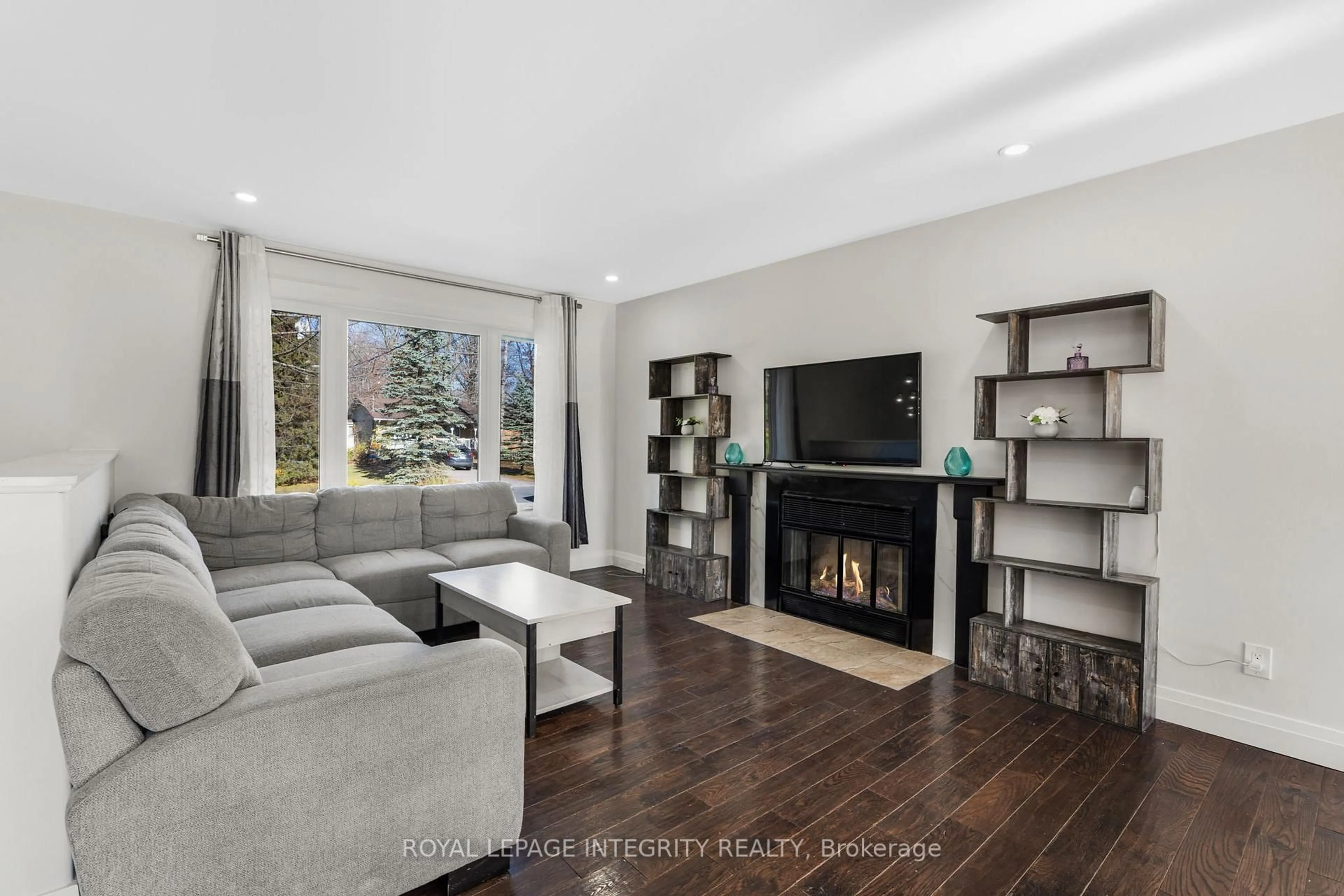 Living room with furniture, unknown for 220 Agathe St, Clarence-Rockland Ontario K4K 1K7