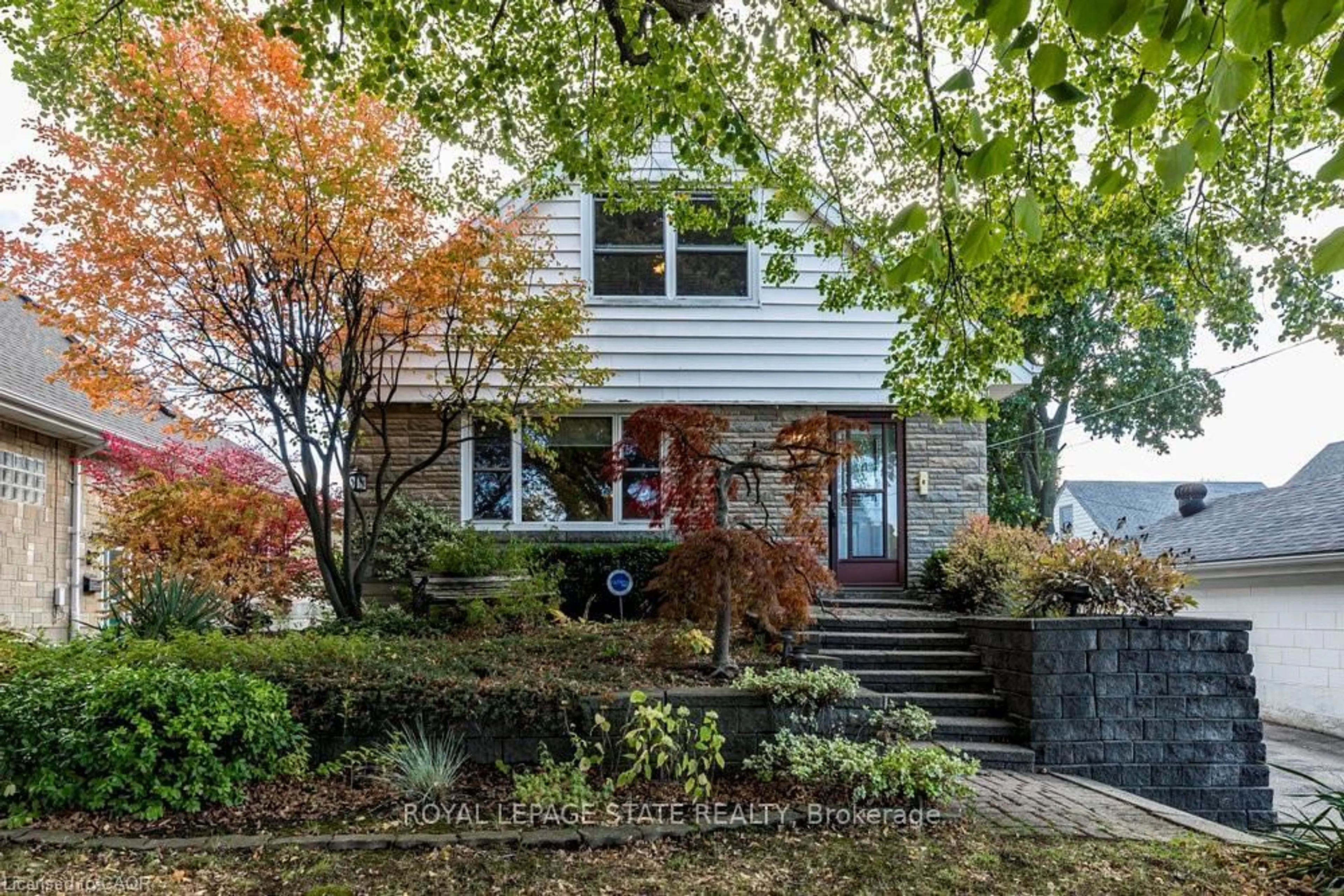 Home with vinyl exterior material, street for 8 Sylvia Cres, Hamilton Ontario L8K 2A9