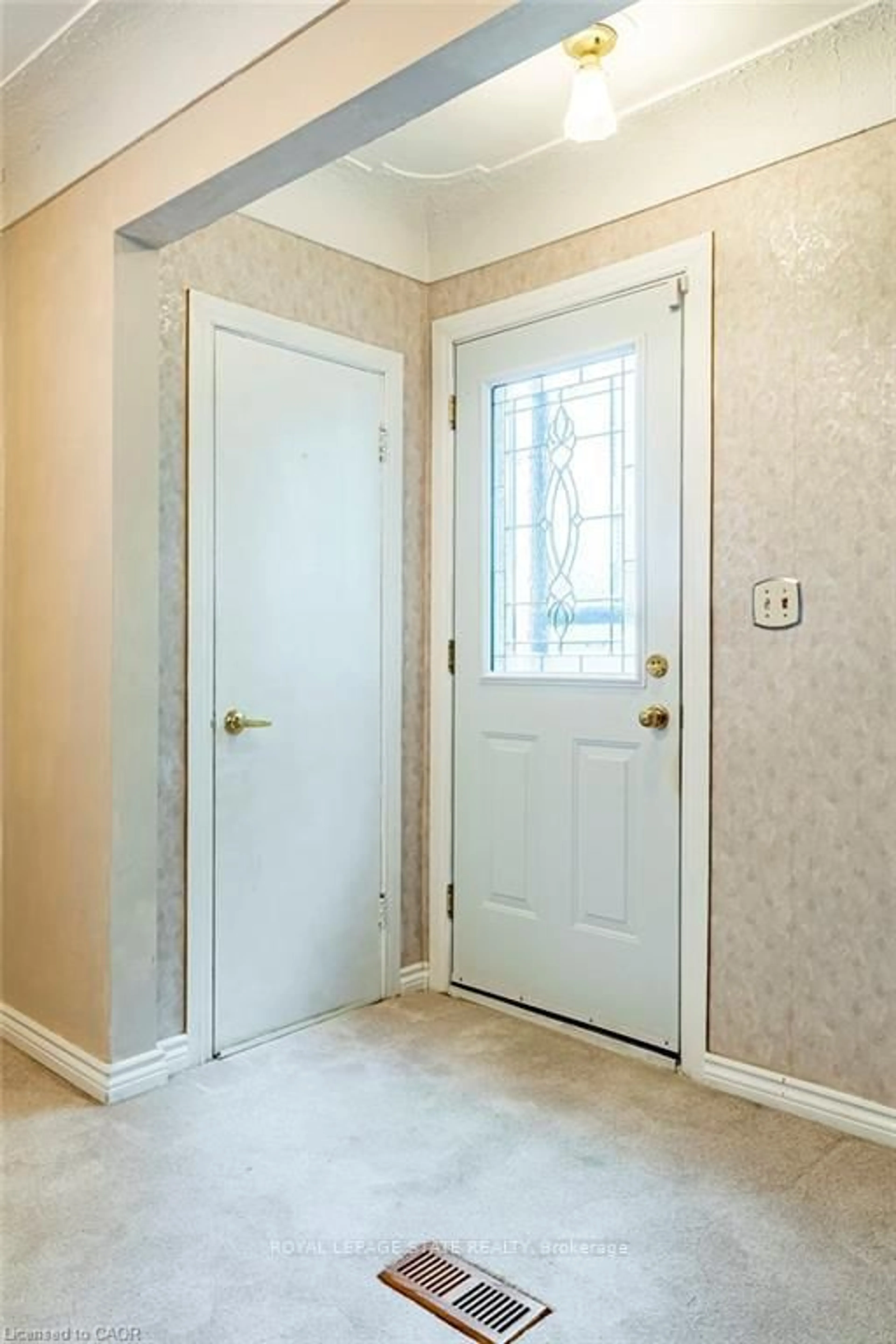 Indoor entryway for 8 Sylvia Cres, Hamilton Ontario L8K 2A9