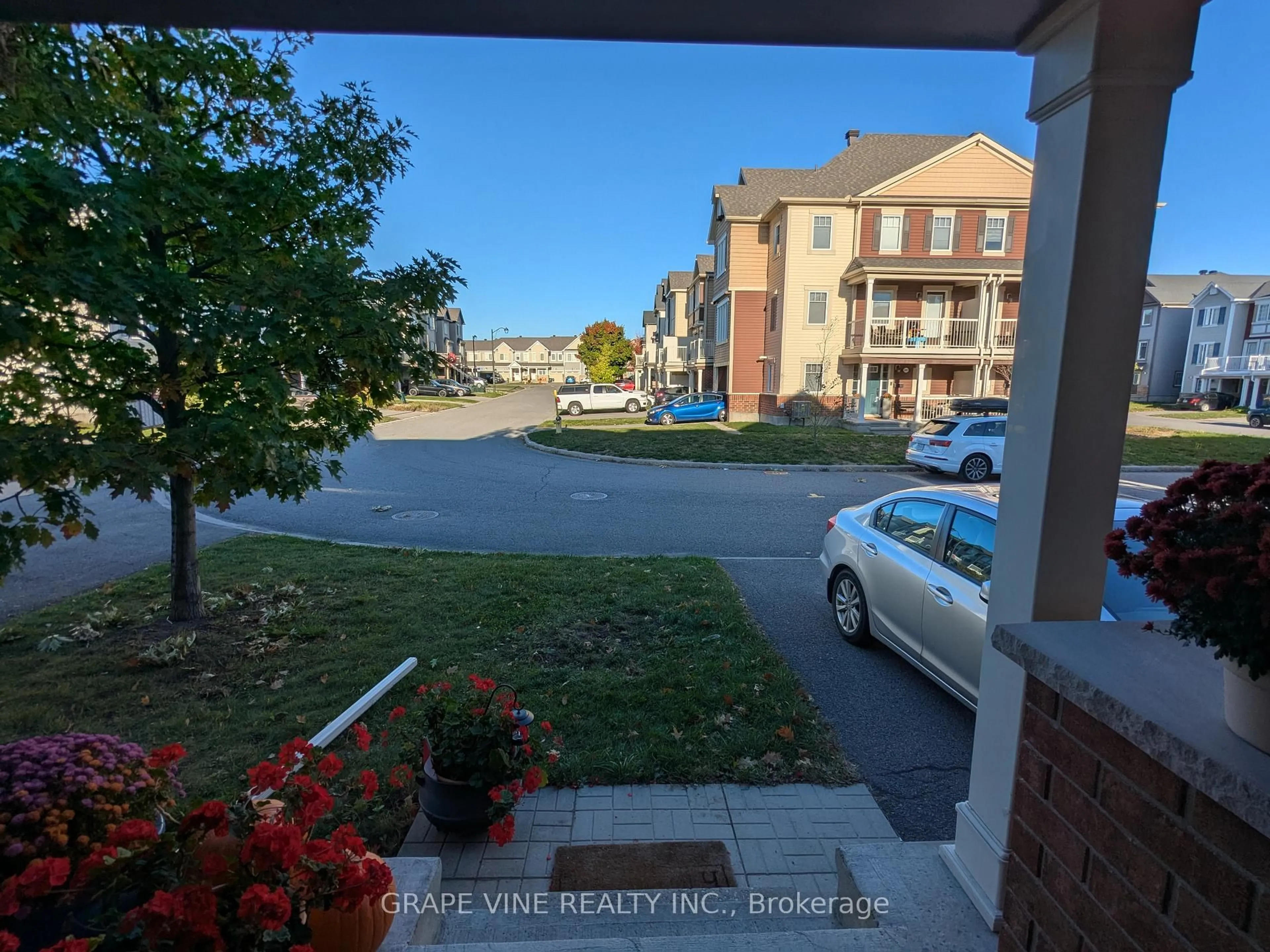 A pic from outside/outdoor area/front of a property/back of a property/a pic from drone, street for 582 Meadowcreek Circ, Kanata Ontario K2M 0J8