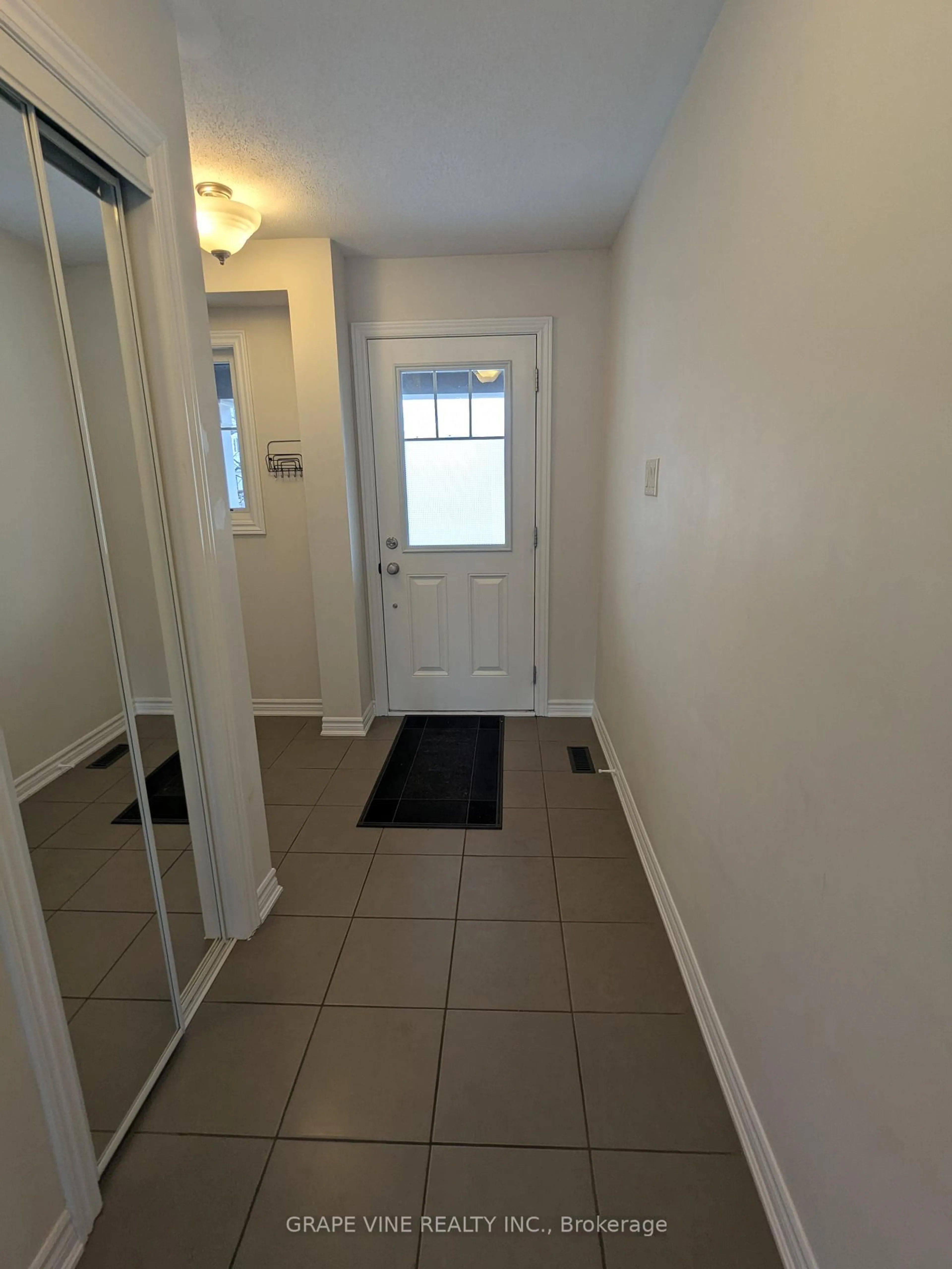 Indoor entryway for 582 Meadowcreek Circ, Kanata Ontario K2M 0J8
