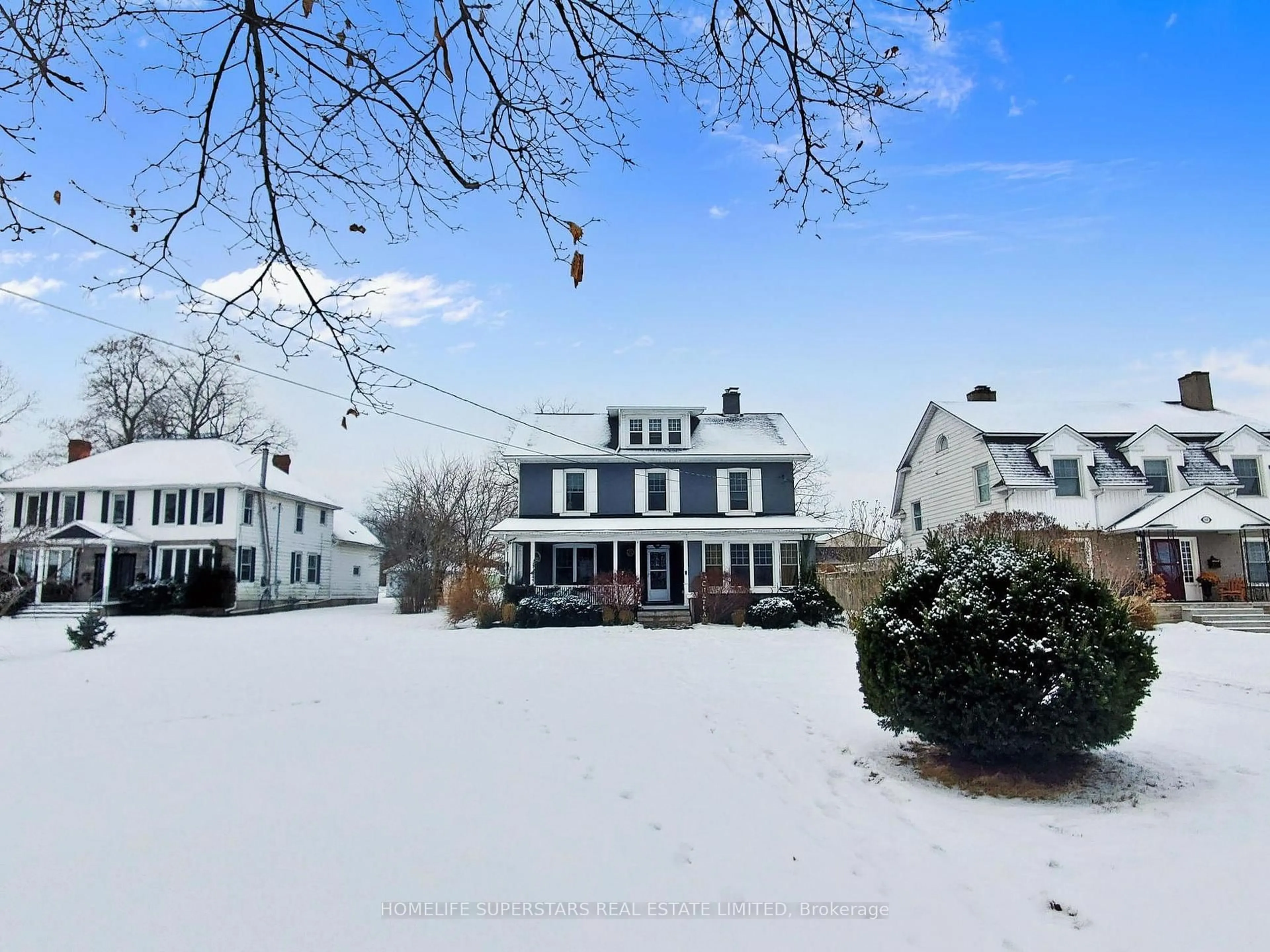 A pic from outside/outdoor area/front of a property/back of a property/a pic from drone, street for 535 NIAGARA Blvd, Fort Erie Ontario L2A 3H3