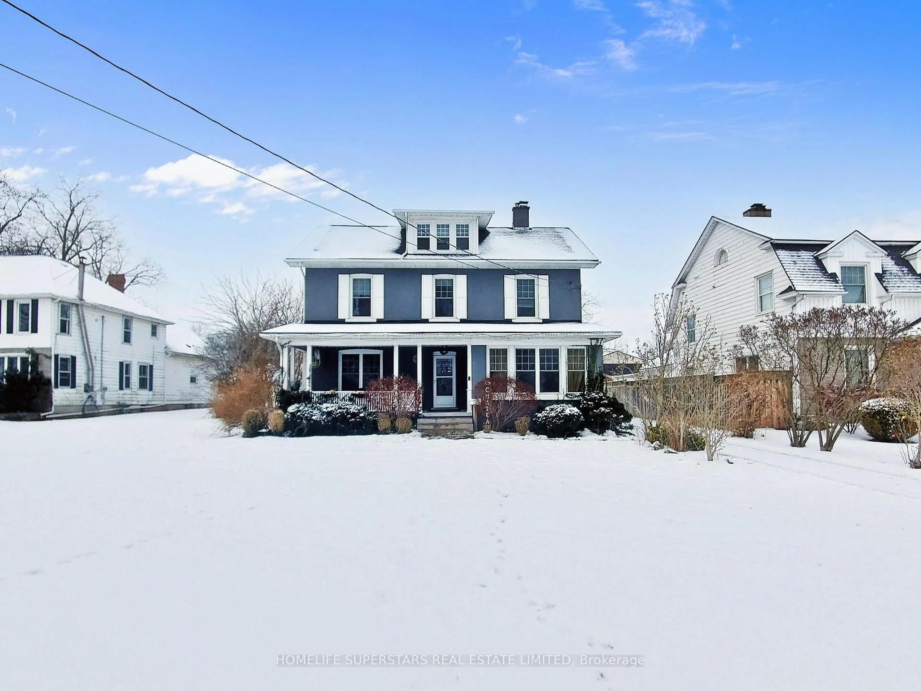 A pic from outside/outdoor area/front of a property/back of a property/a pic from drone, street for 535 NIAGARA Blvd, Fort Erie Ontario L2A 3H3