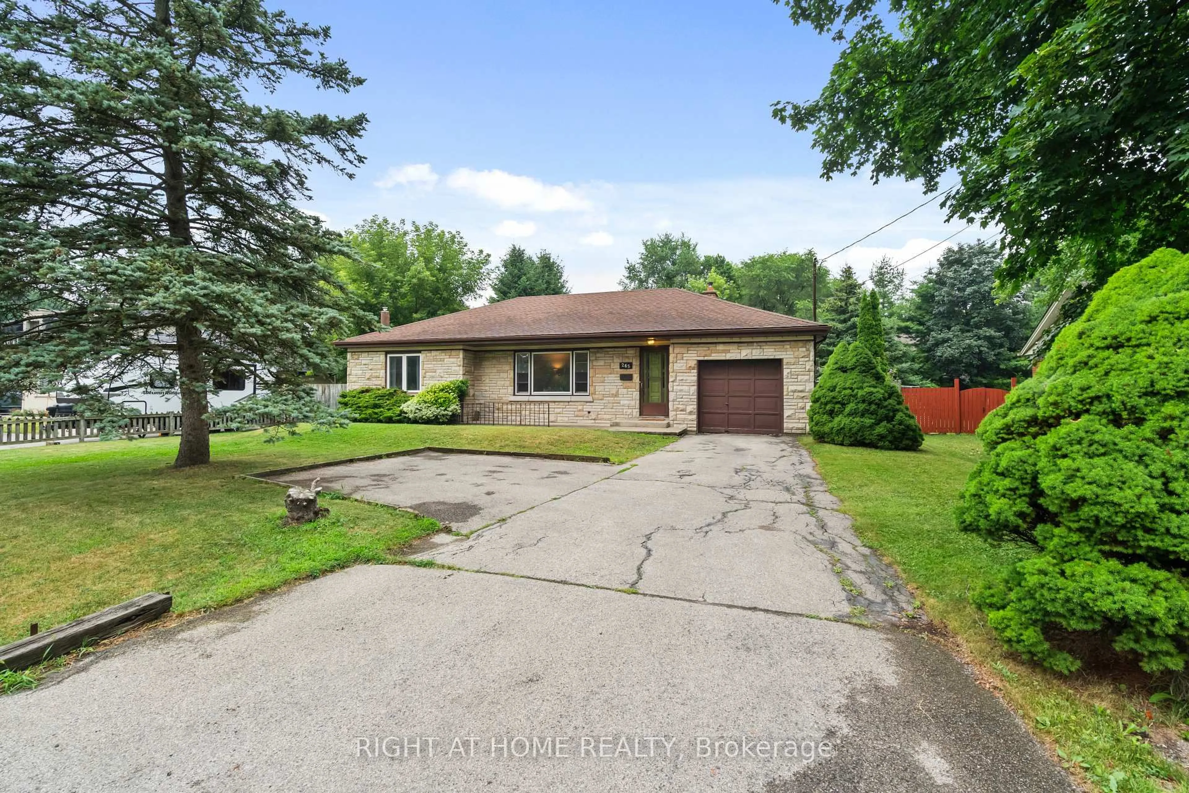 A pic from outside/outdoor area/front of a property/back of a property/a pic from drone, street for 265 Fiddlers Green Rd, Hamilton Ontario L9G 1W9