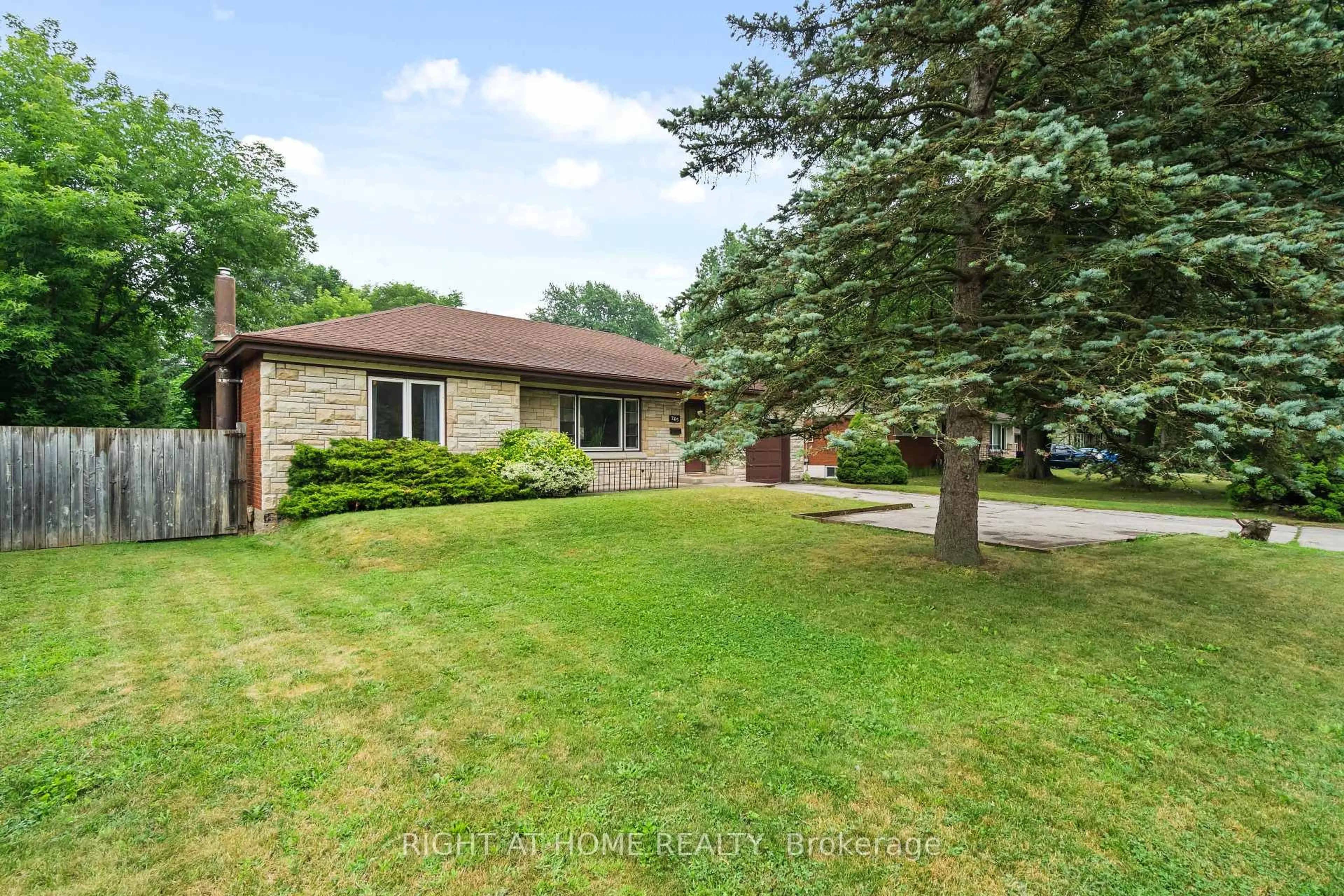 A pic from outside/outdoor area/front of a property/back of a property/a pic from drone, street for 265 Fiddlers Green Rd, Hamilton Ontario L9G 1W9