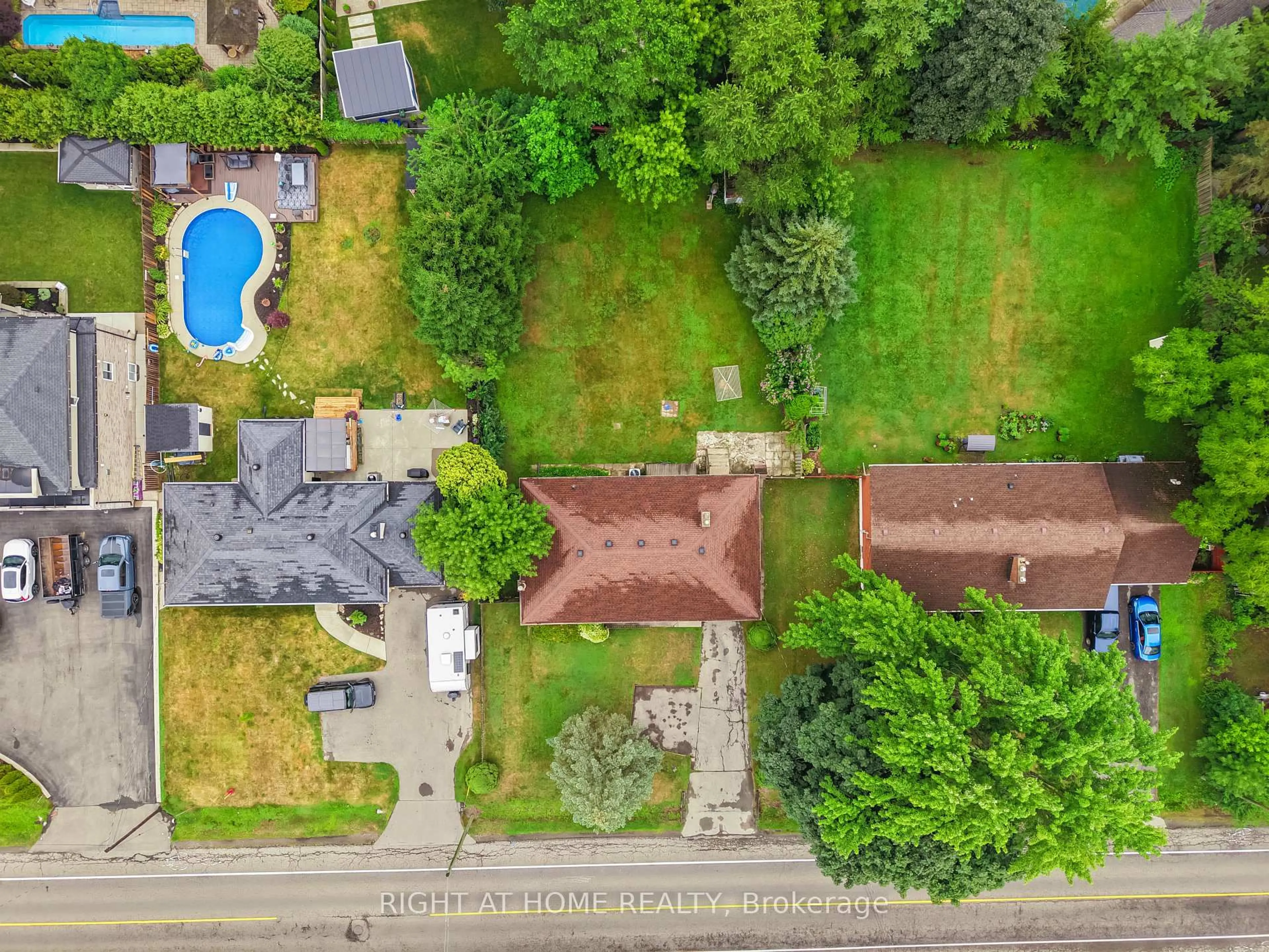 A pic from outside/outdoor area/front of a property/back of a property/a pic from drone, street for 265 Fiddlers Green Rd, Hamilton Ontario L9G 1W9