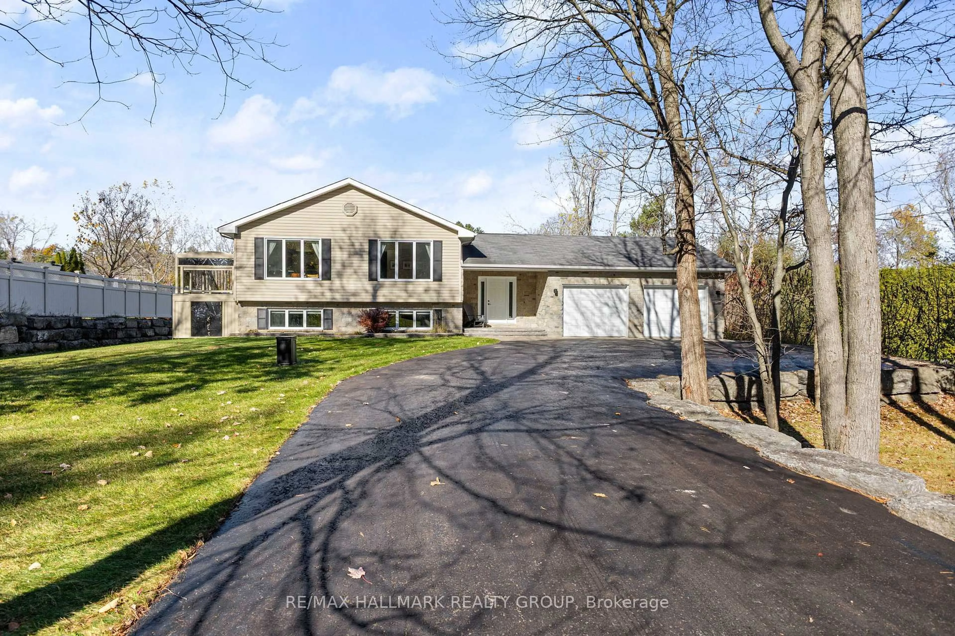 A pic from outside/outdoor area/front of a property/back of a property/a pic from drone, unknown for 2605 Pierrette Dr, Cumberland Ontario K4C 1B6