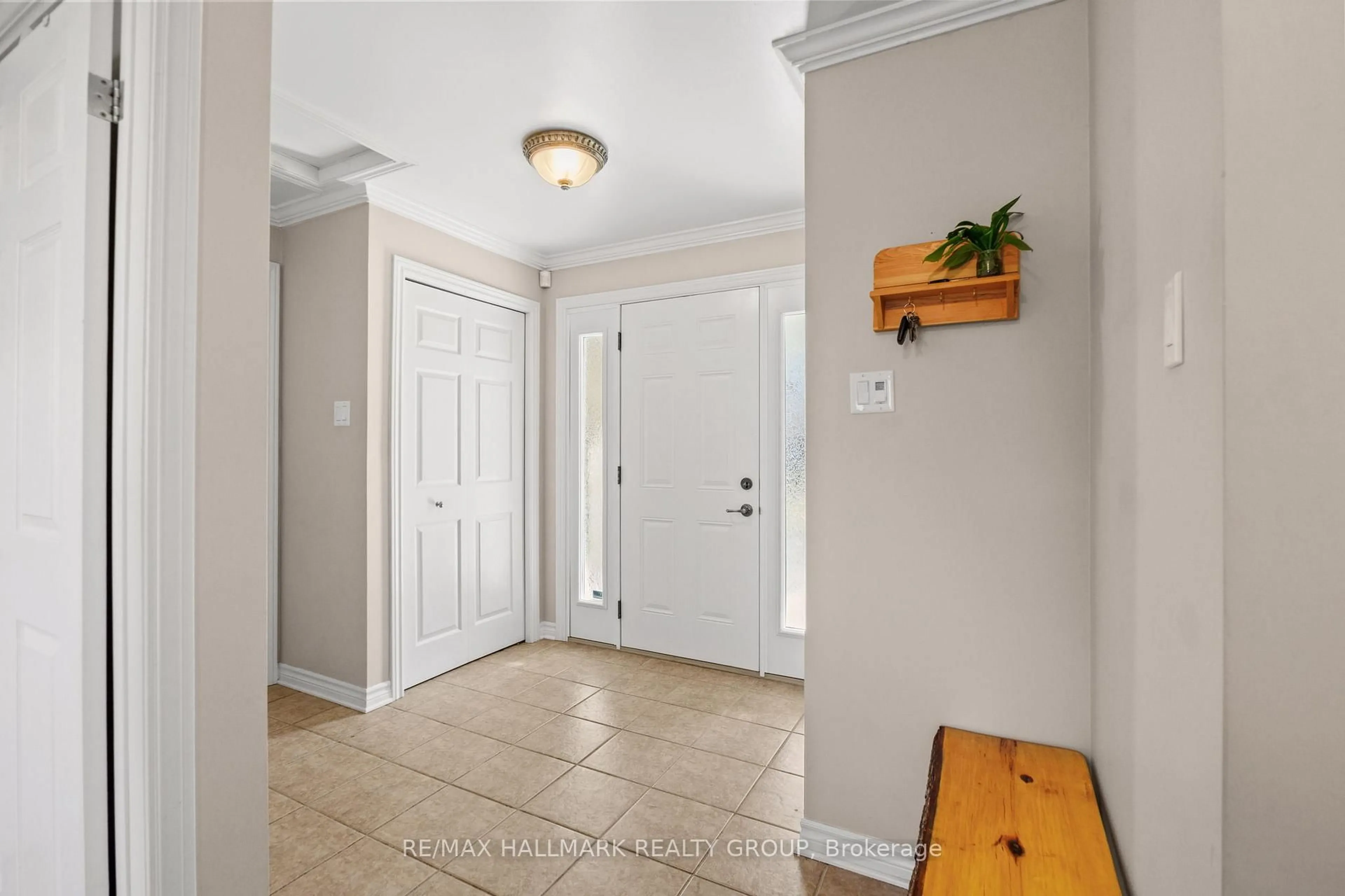 Indoor entryway for 2605 Pierrette Dr, Cumberland Ontario K4C 1B6