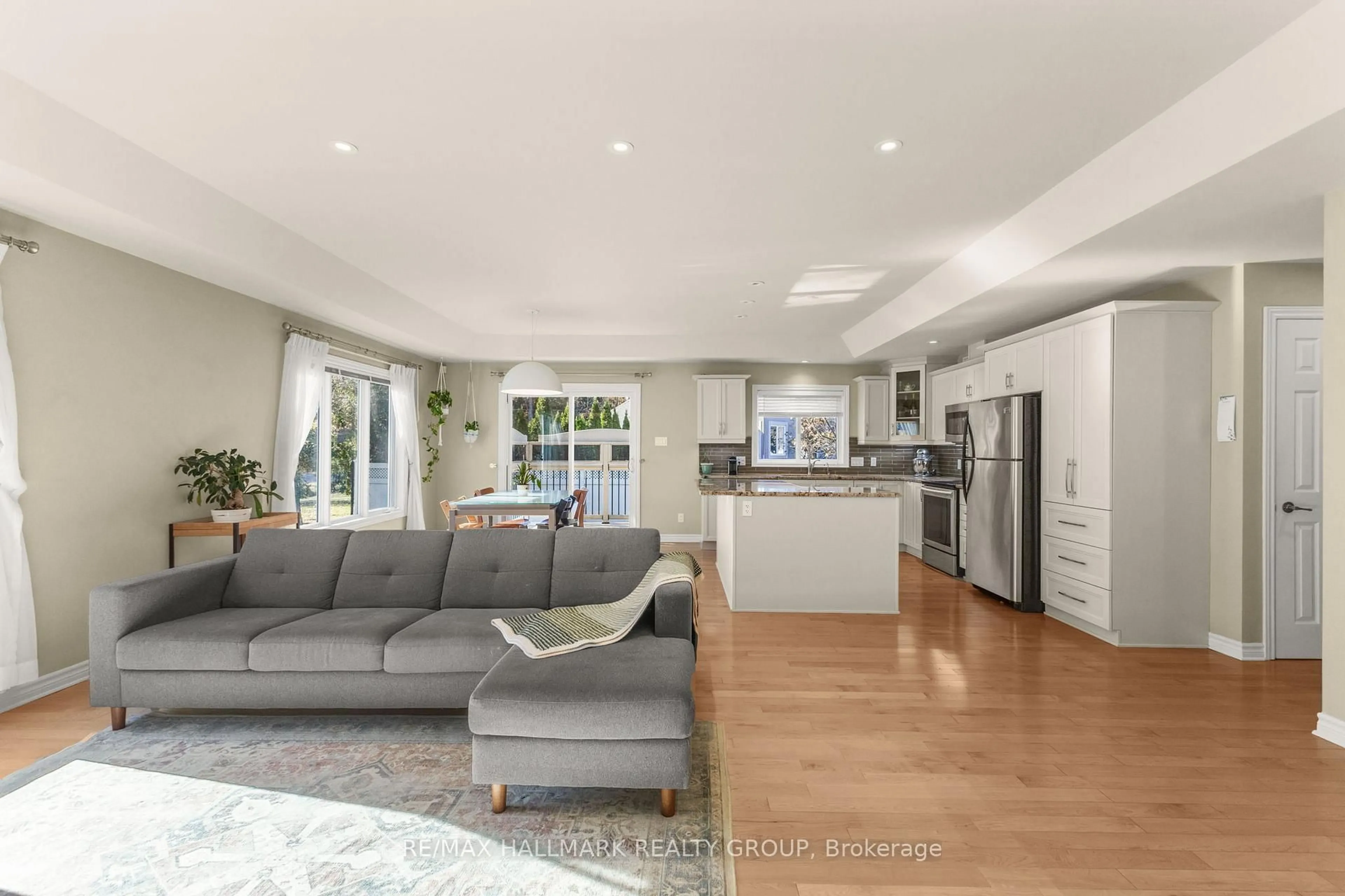 Open concept kitchen, unknown for 2605 Pierrette Dr, Cumberland Ontario K4C 1B6