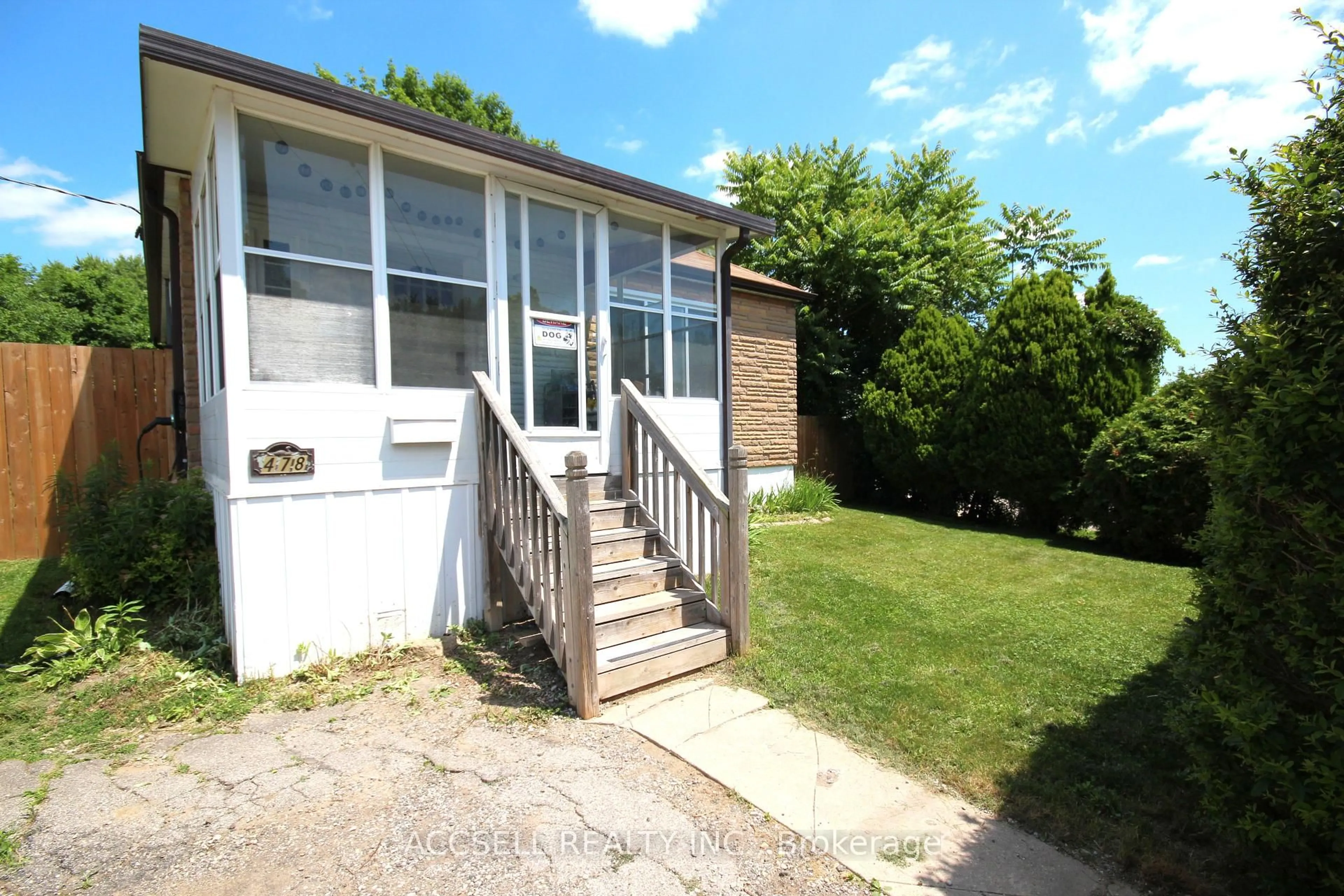 A pic from outside/outdoor area/front of a property/back of a property/a pic from drone, unknown for 478 Mccormick Blvd, London East Ontario N5W 4C5