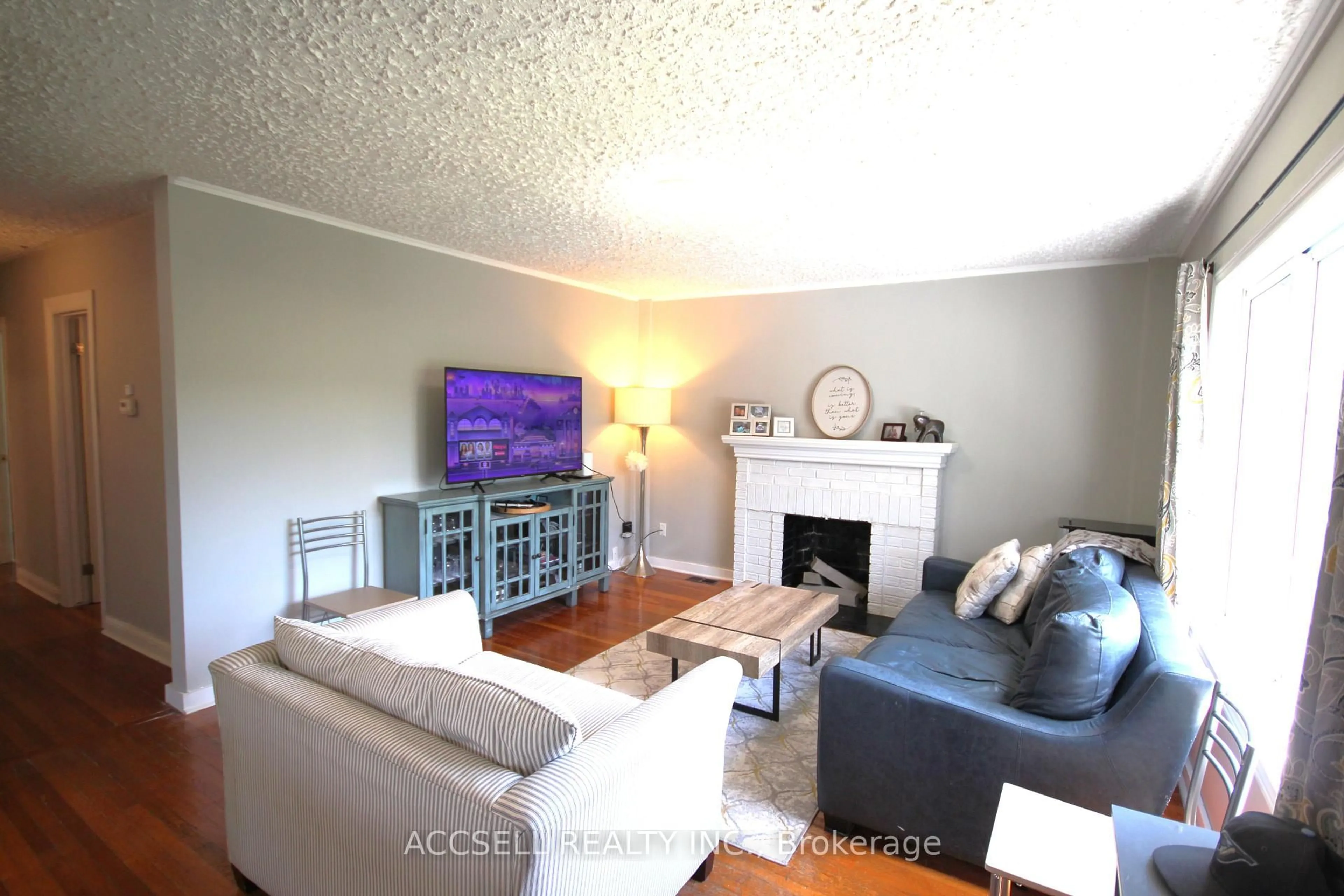 Living room with furniture, wood/laminate floor for 478 Mccormick Blvd, London East Ontario N5W 4C5