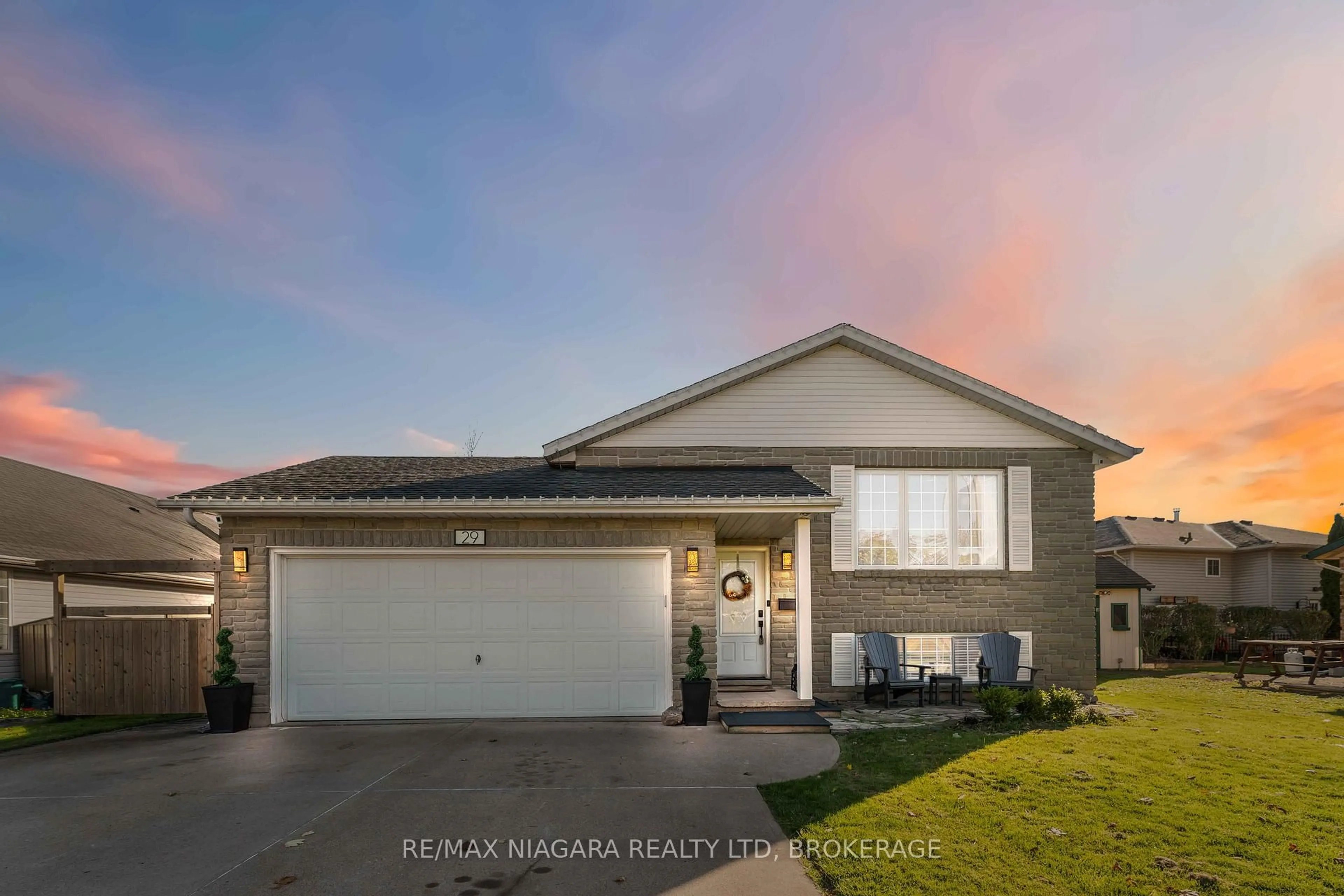 Home with vinyl exterior material, street for 29 Talbot Ave, Welland Ontario L3B 6E9