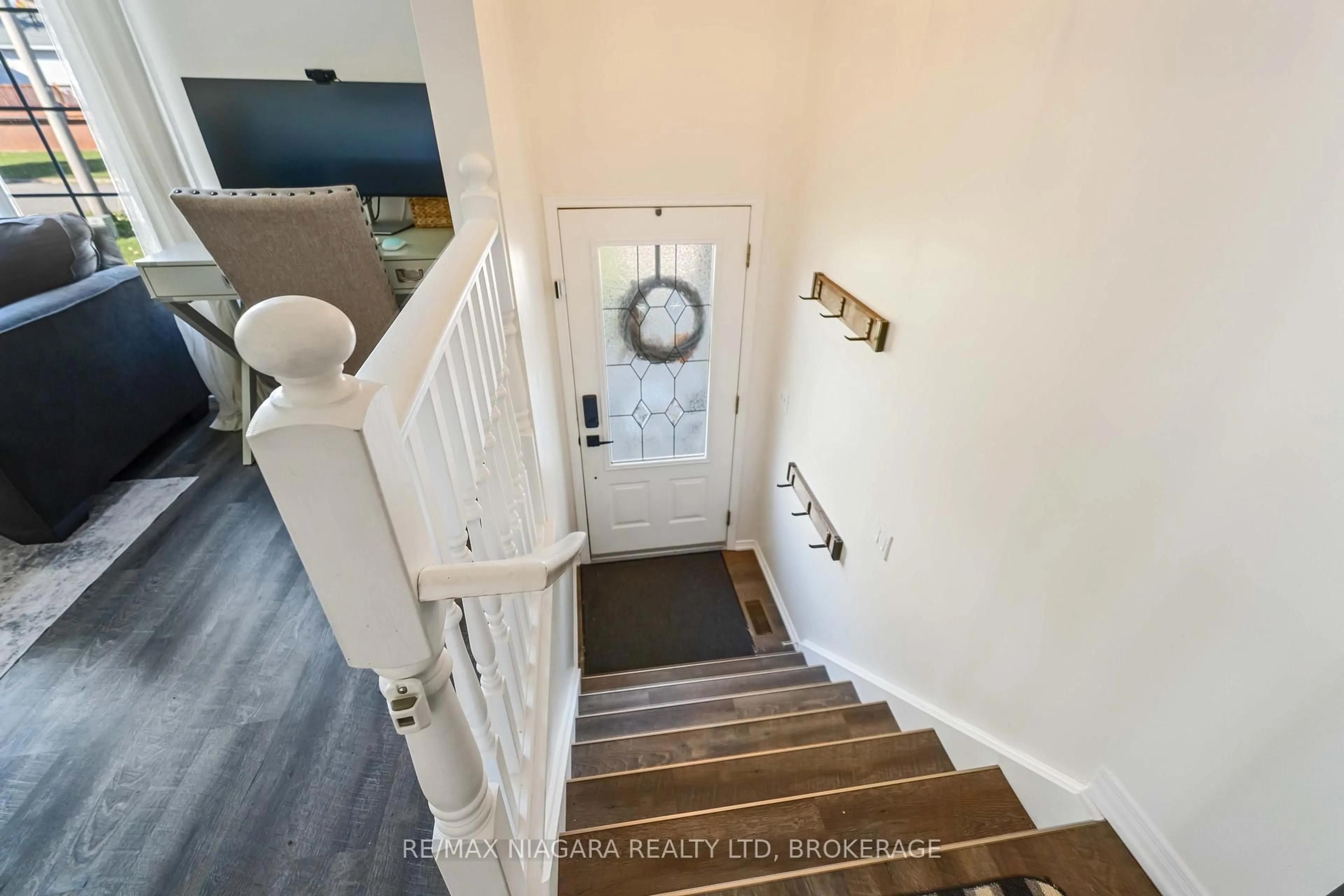 Indoor entryway for 29 Talbot Ave, Welland Ontario L3B 6E9