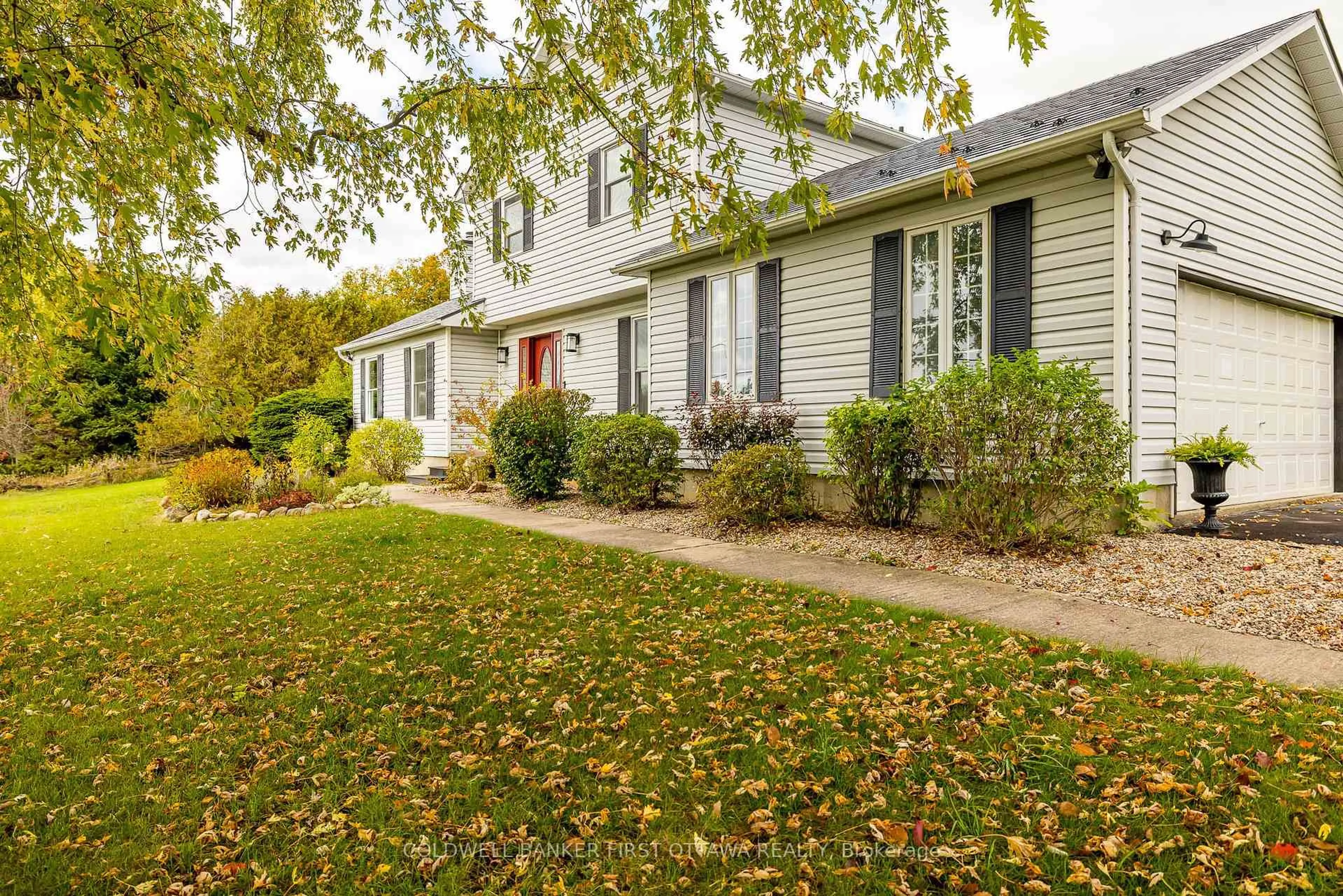 Home with vinyl exterior material, street for 100 MANION HEIGHTS Cres, Carp Ontario K0A 1L0