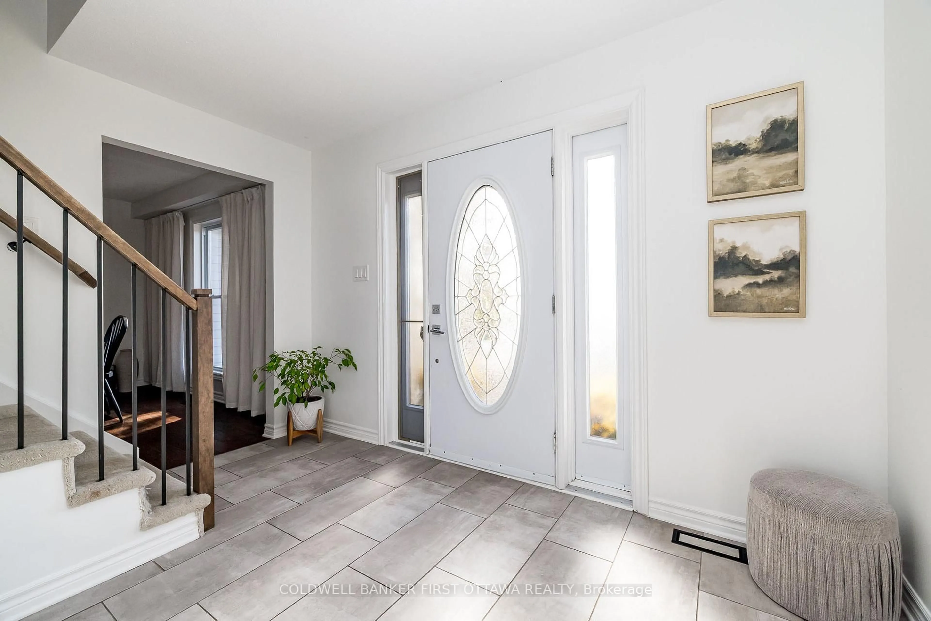Indoor entryway for 100 MANION HEIGHTS Cres, Carp Ontario K0A 1L0