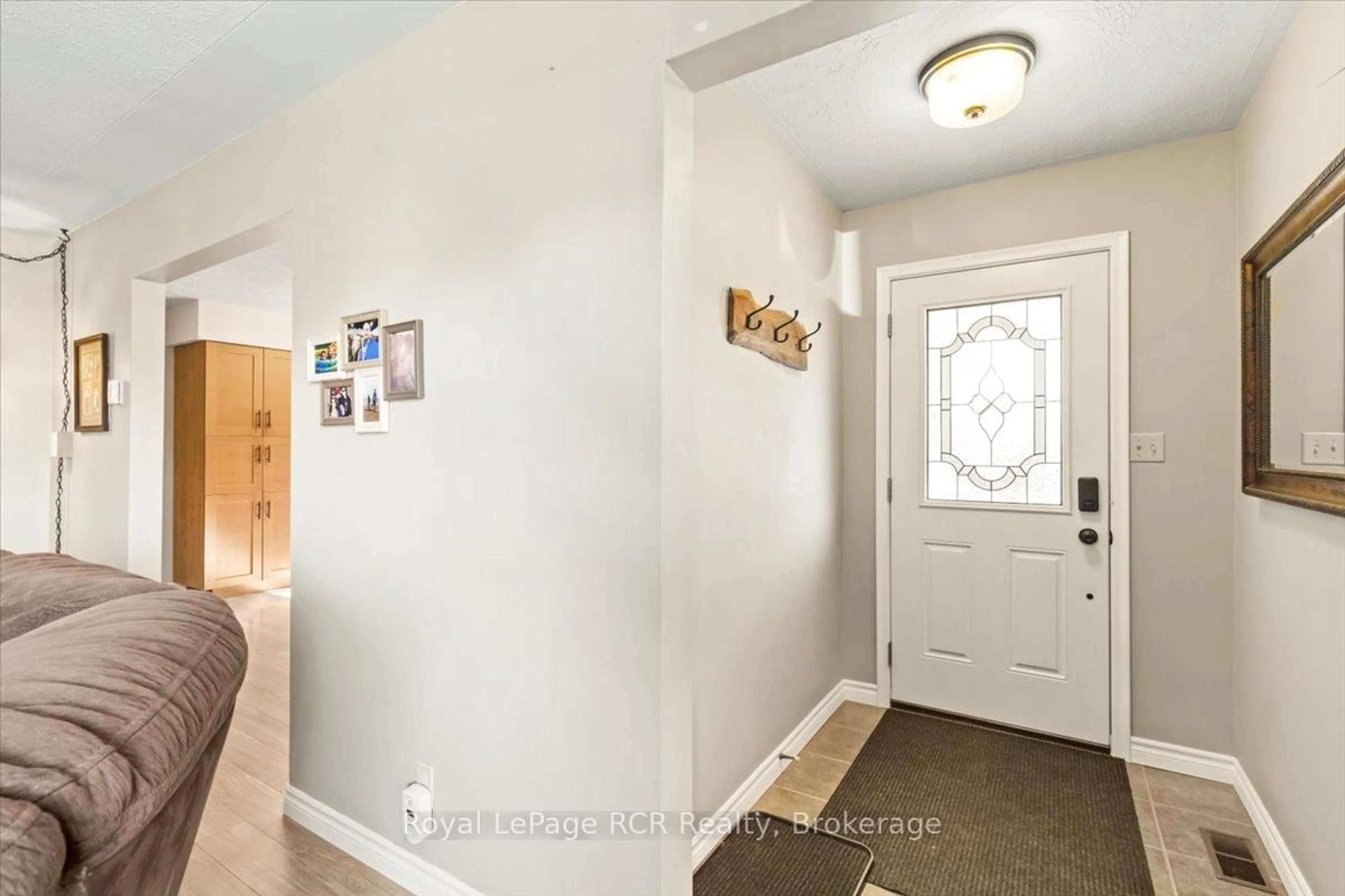 Indoor entryway for 579 19th Ave, Hanover Ontario N4N 3G4