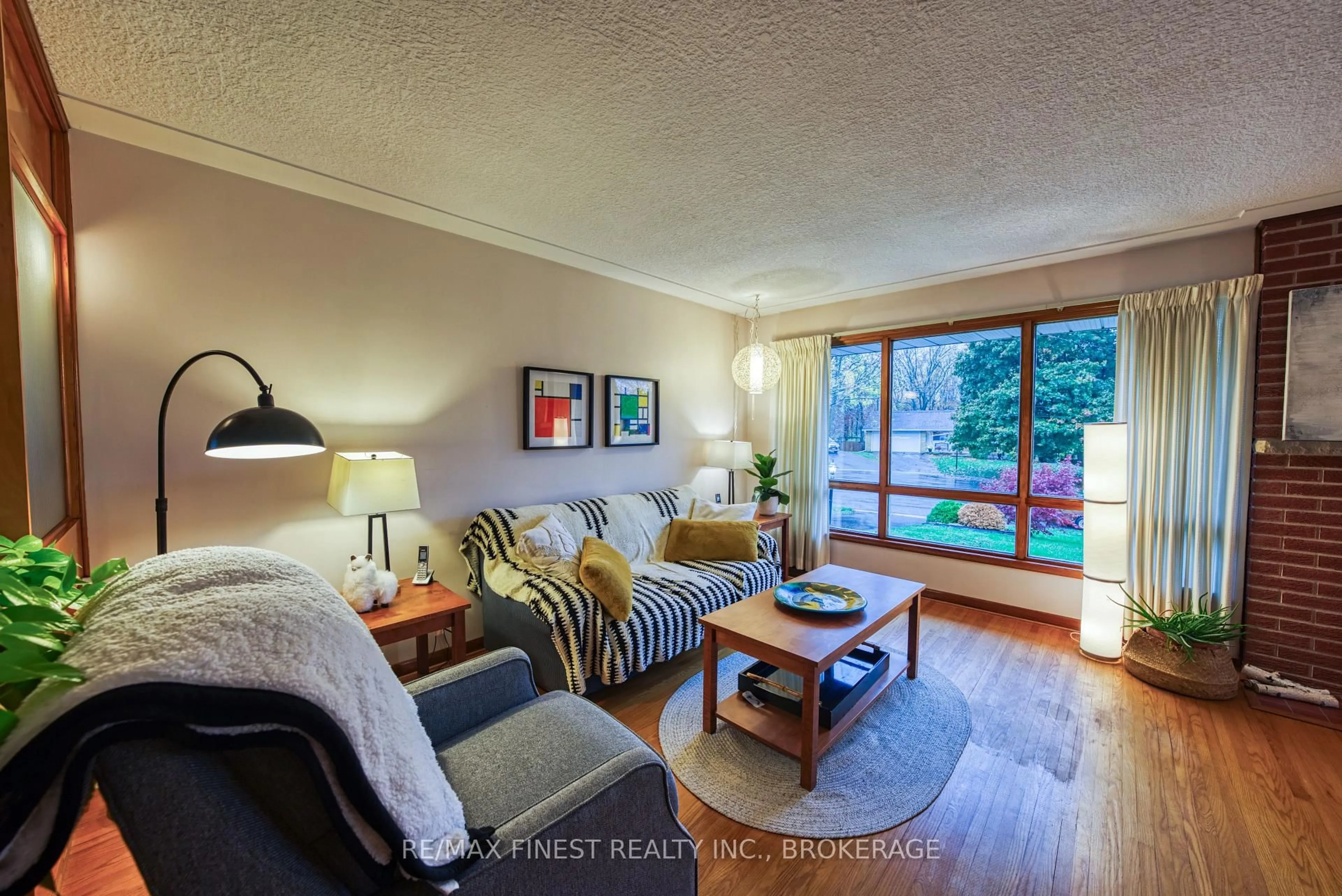 Living room with furniture, wood/laminate floor for 31 Florence St, Kingston Ontario K7M 1Y5