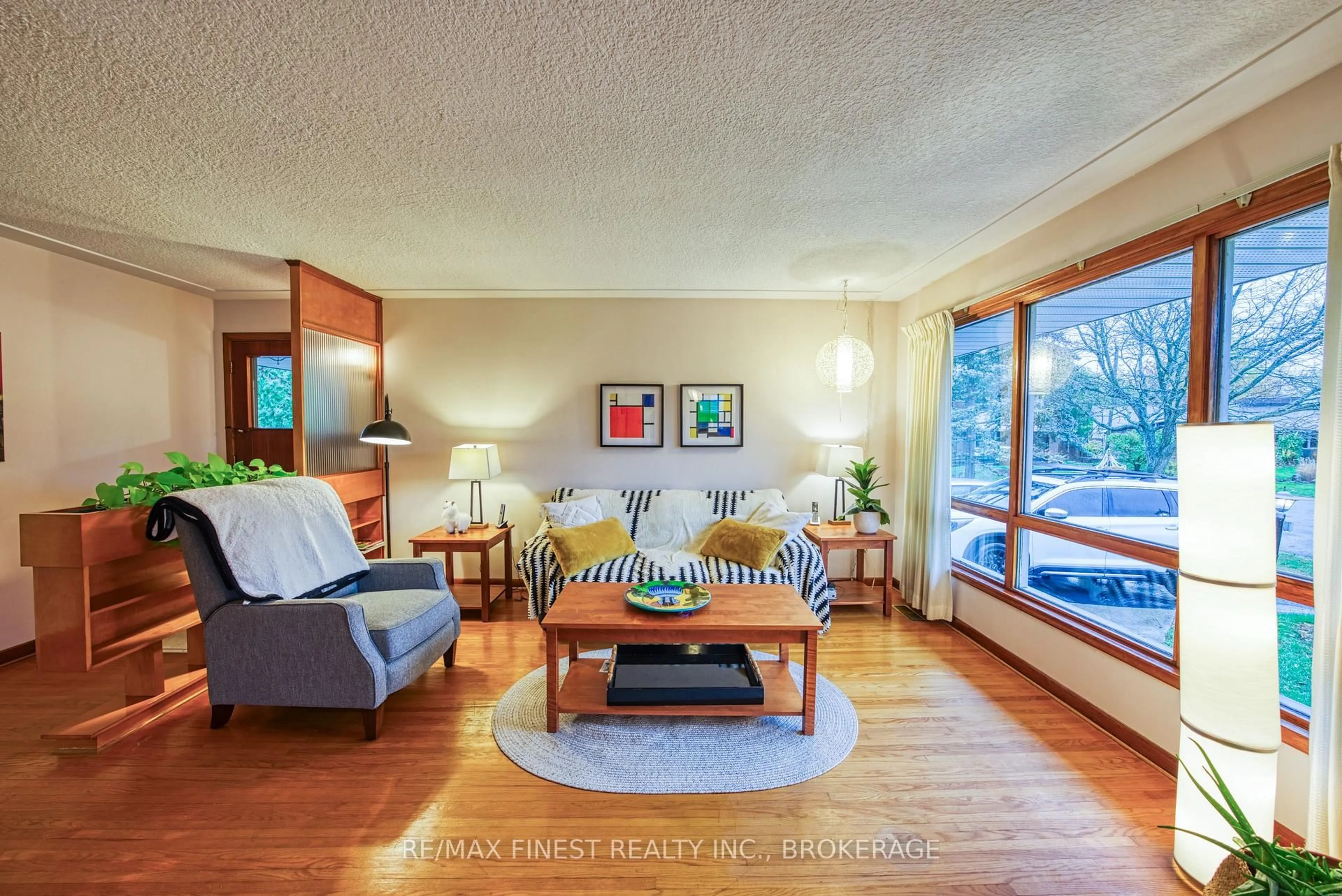 Living room with furniture, wood/laminate floor for 31 Florence St, Kingston Ontario K7M 1Y5