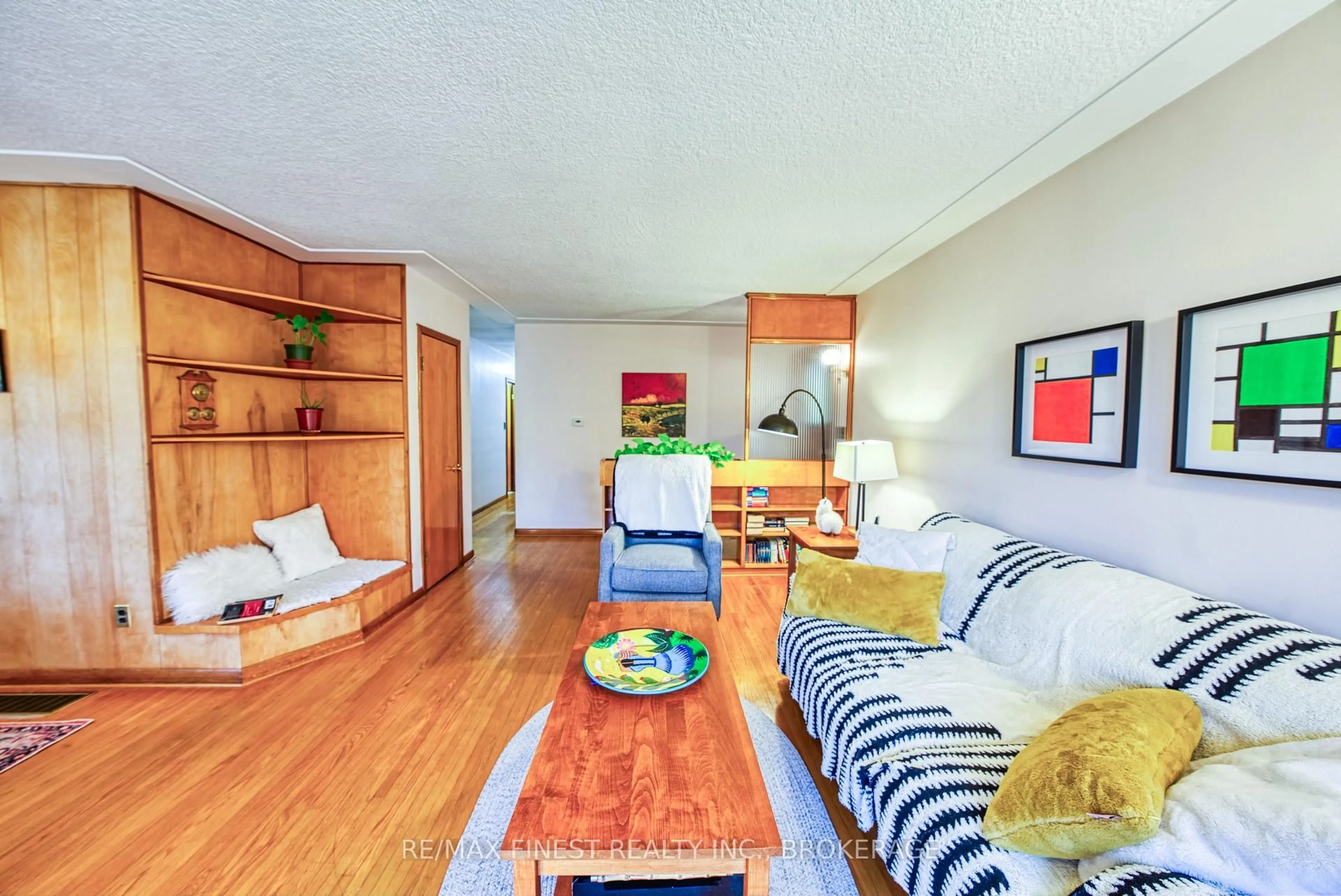 Living room with furniture, wood/laminate floor for 31 Florence St, Kingston Ontario K7M 1Y5