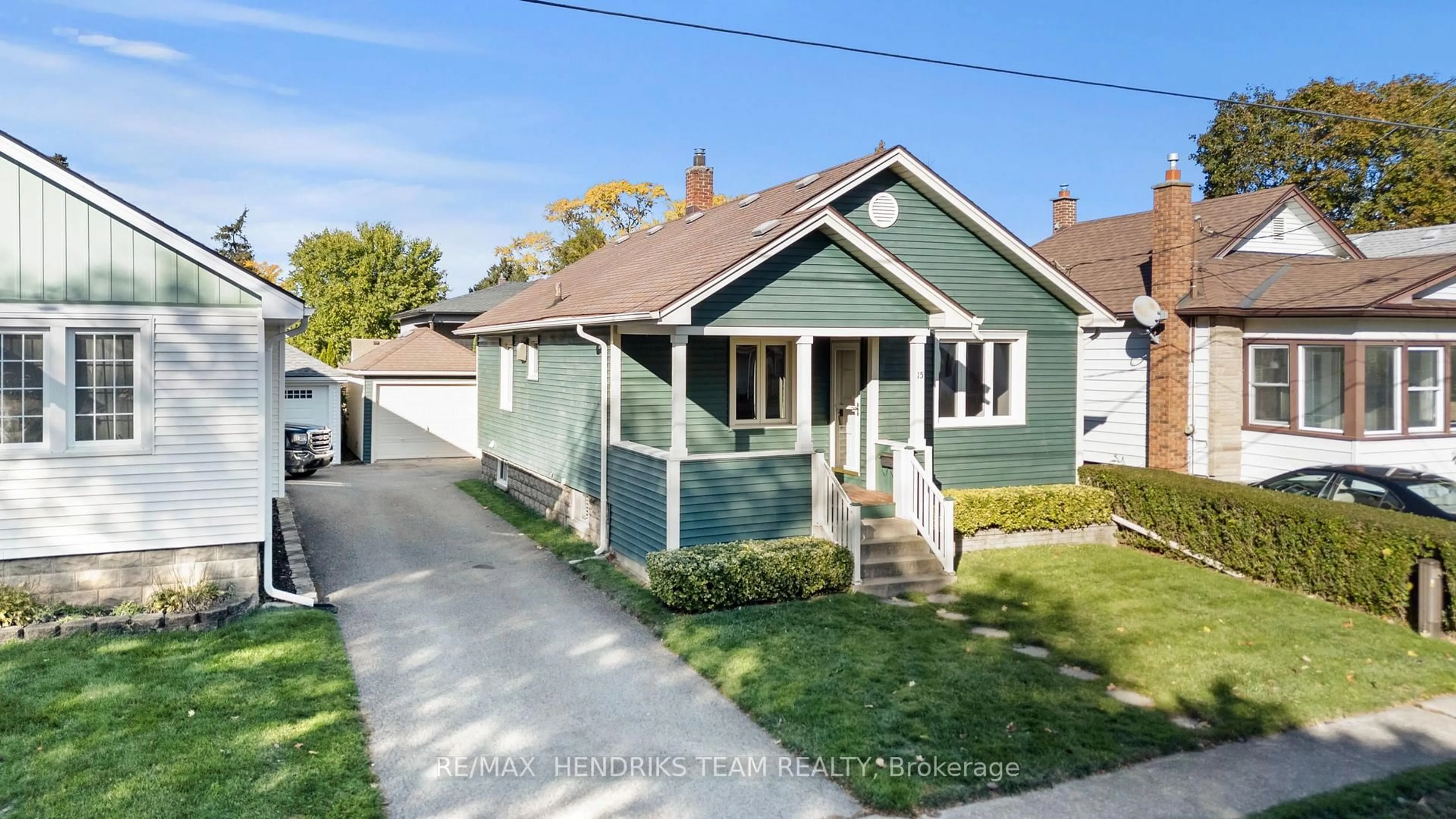 Home with vinyl exterior material, street for 15 Stuart Ave, St. Catharines Ontario L2R 1M6