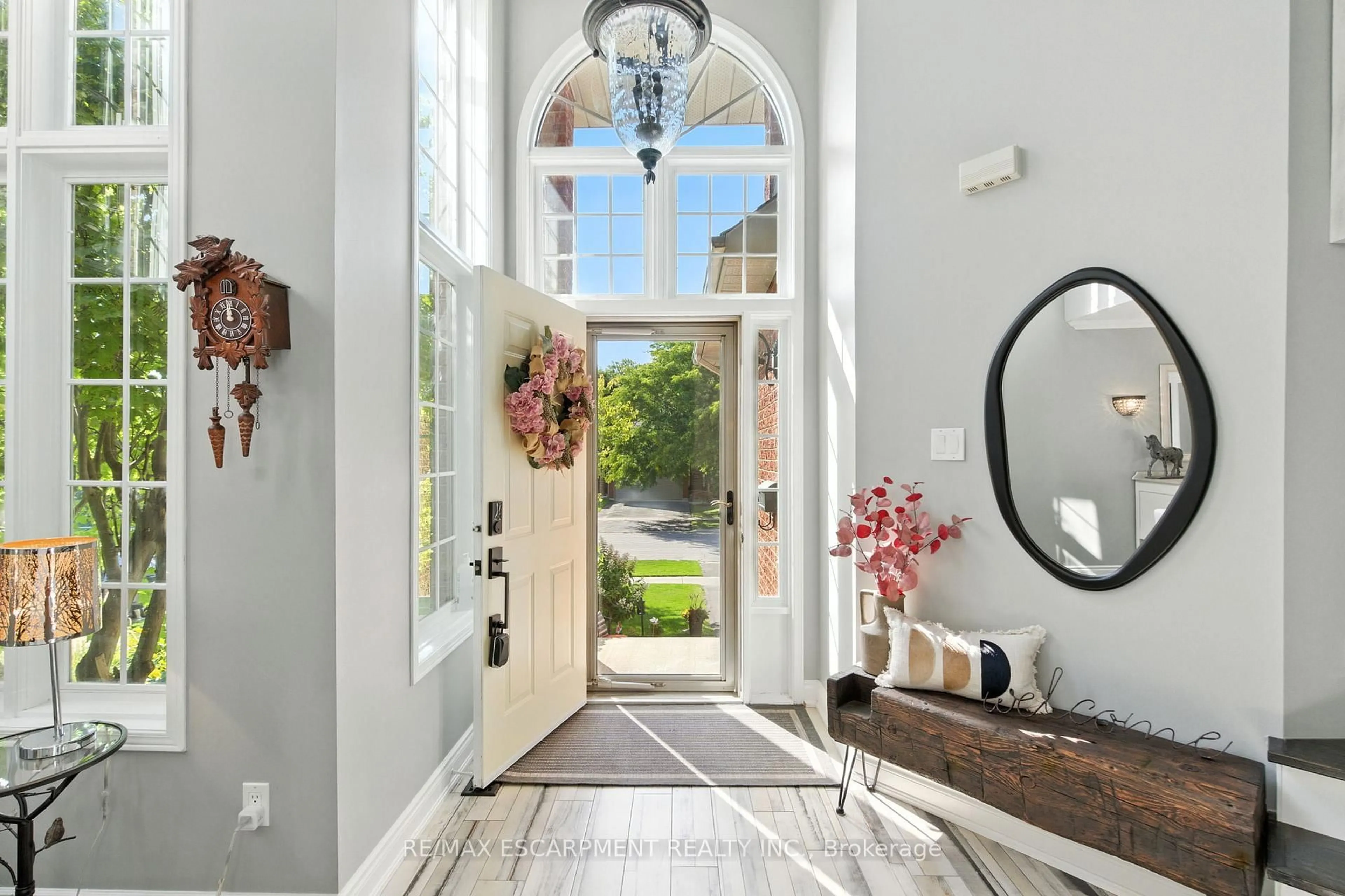 Indoor entryway for 36 Pinecreek Rd, Hamilton Ontario L8B 0H1