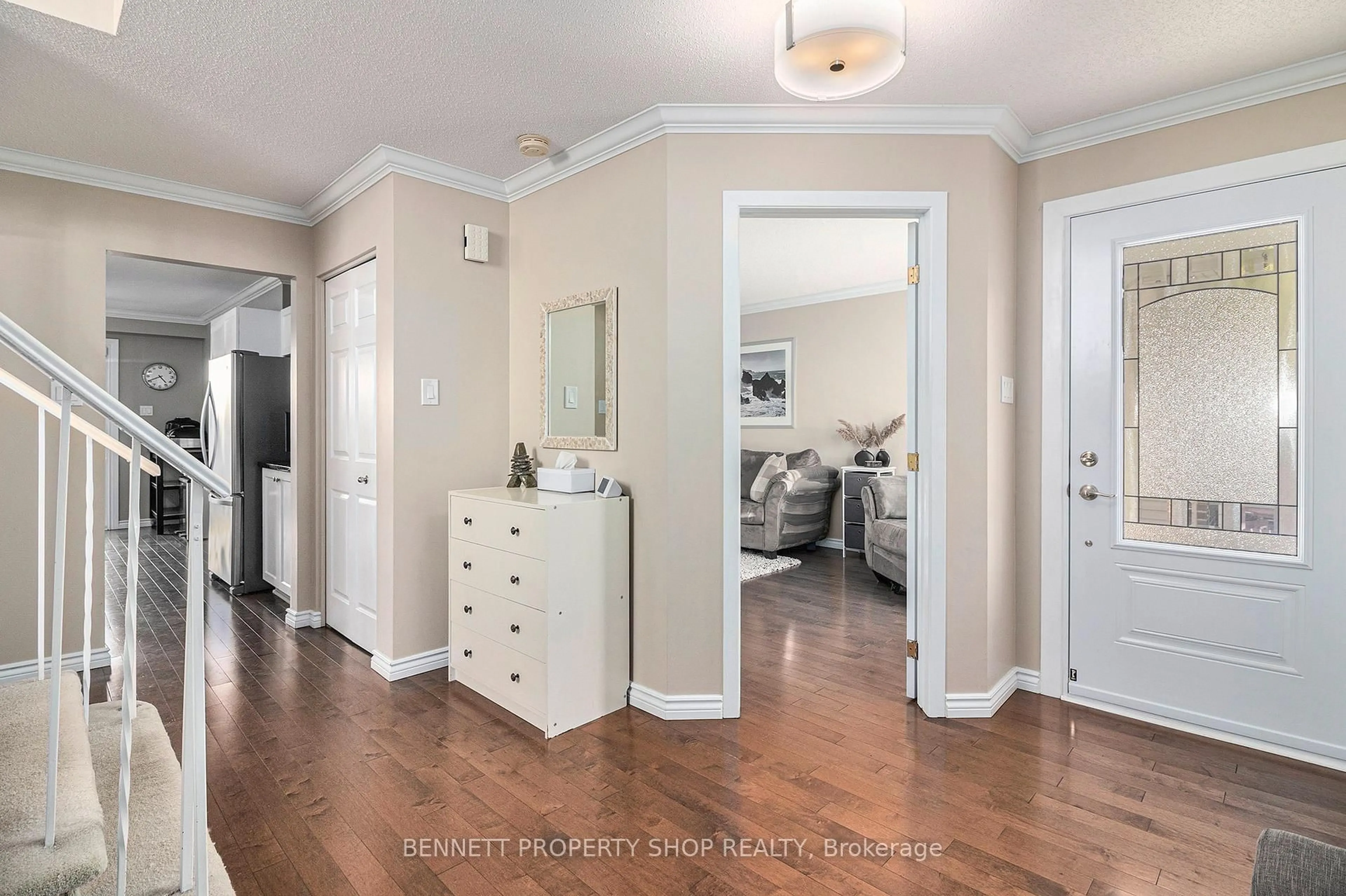 Indoor entryway for 1865 Leclair Cres, Ottawa Ontario K1E 3S2