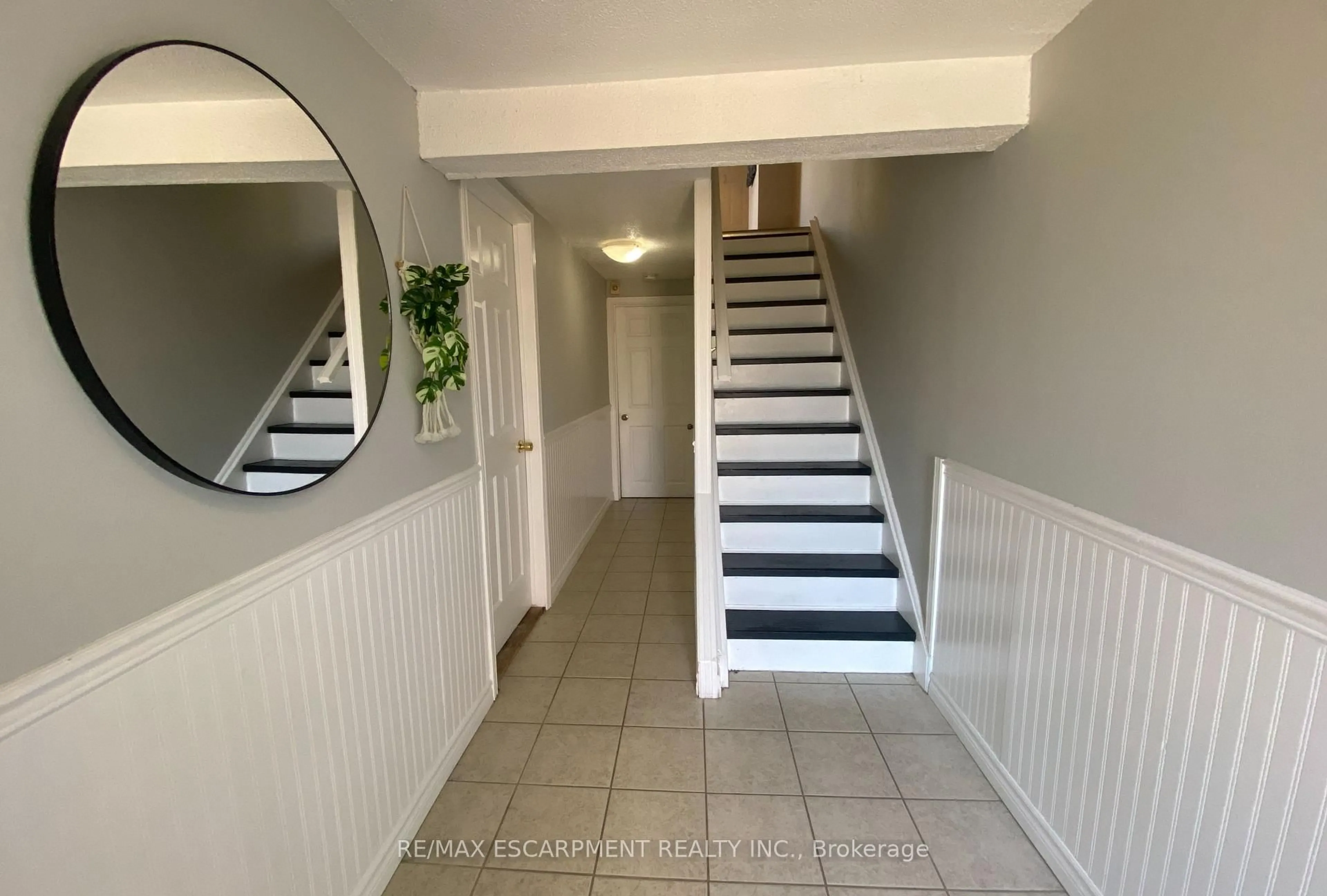 Indoor entryway for 1025 Upper Gage Ave #3, Hamilton Ontario L8V 4L2