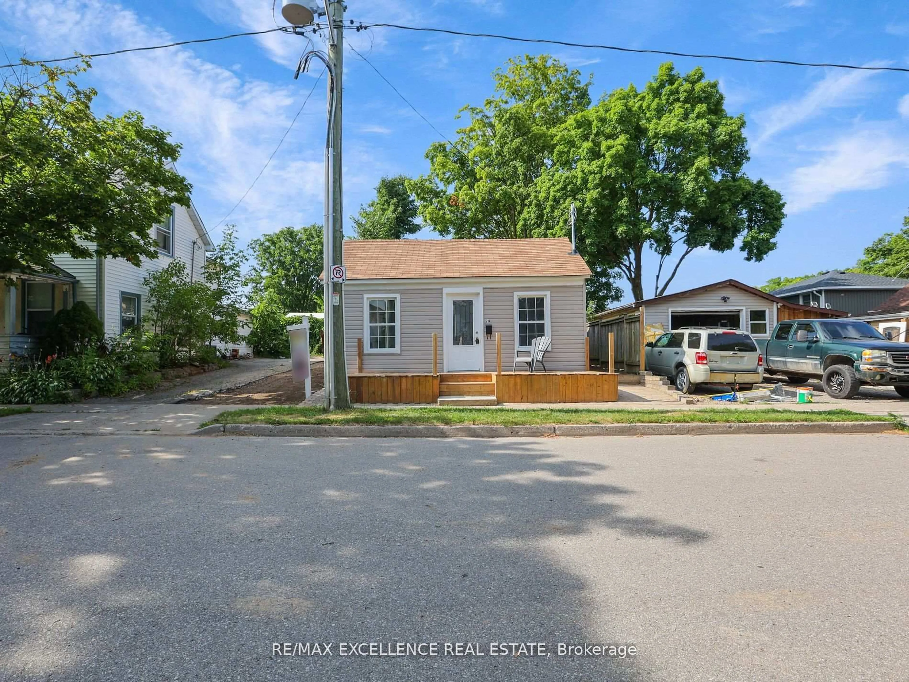 A pic from outside/outdoor area/front of a property/back of a property/a pic from drone, street for 79 Sunnyhill Rd, Cambridge Ontario N3C 1J6