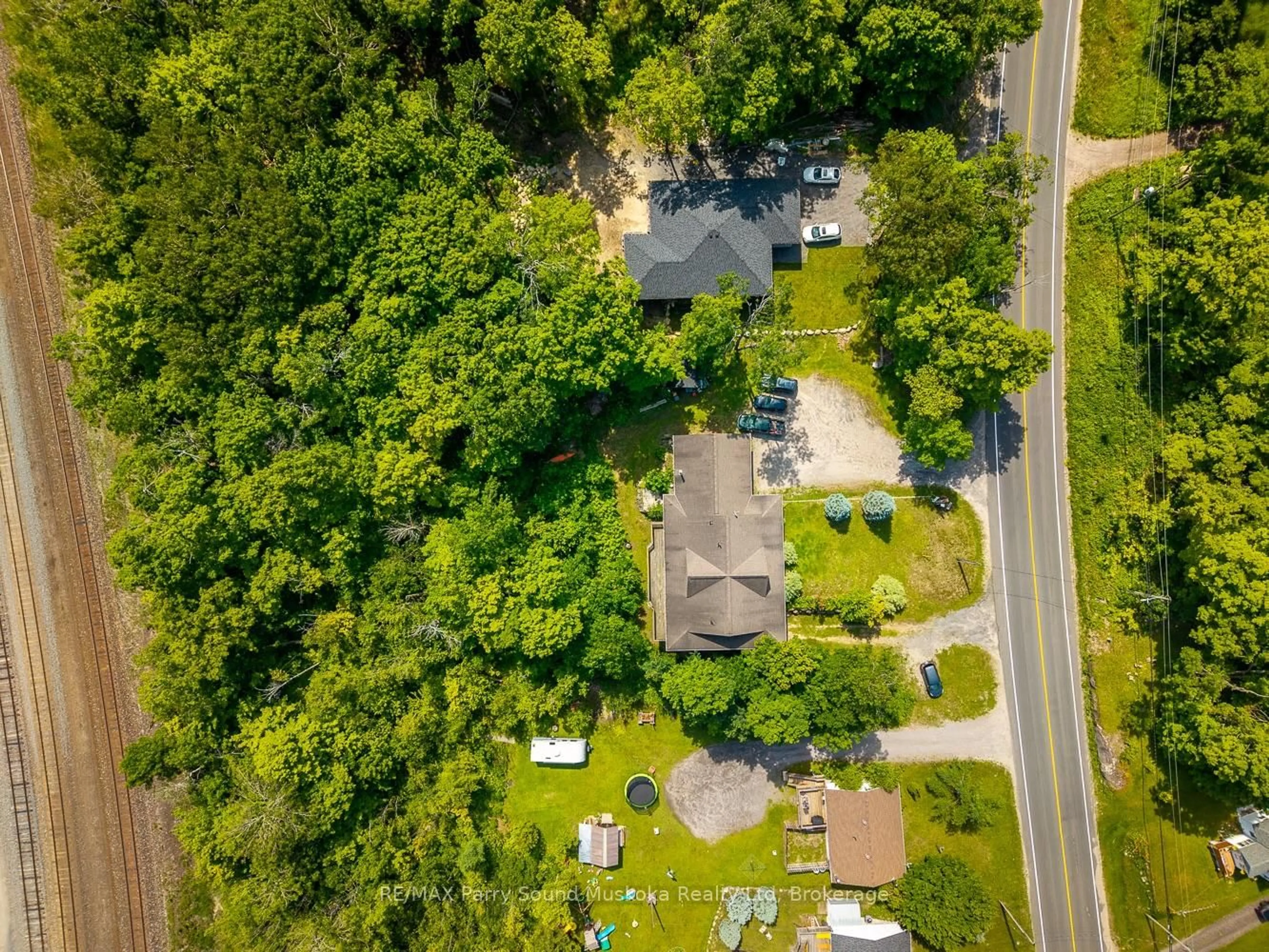 A pic from outside/outdoor area/front of a property/back of a property/a pic from drone, street for 246 High St, Georgian Bay Ontario P0C 1H0