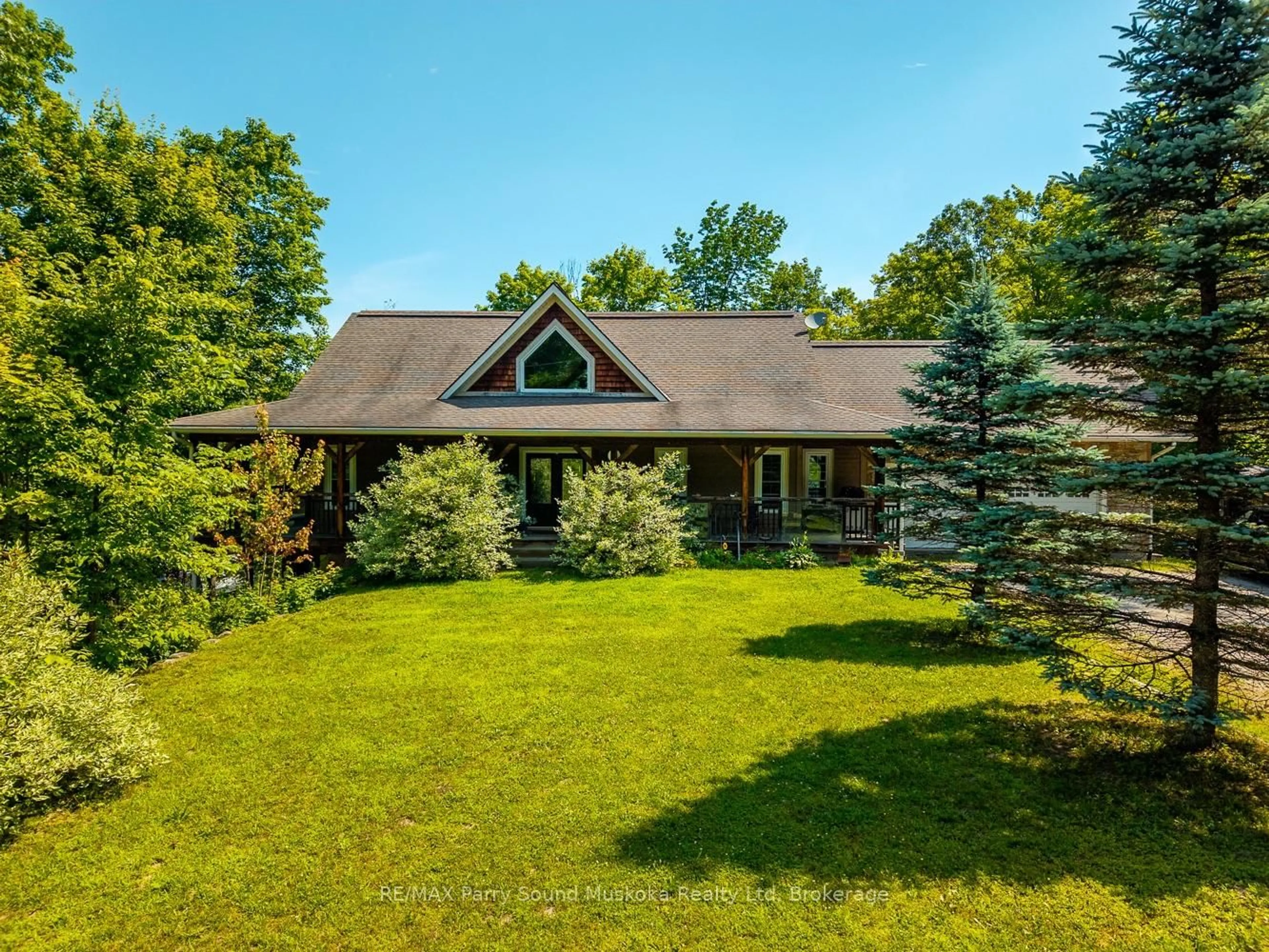 A pic from outside/outdoor area/front of a property/back of a property/a pic from drone, unknown for 246 High St, Georgian Bay Ontario P0C 1H0