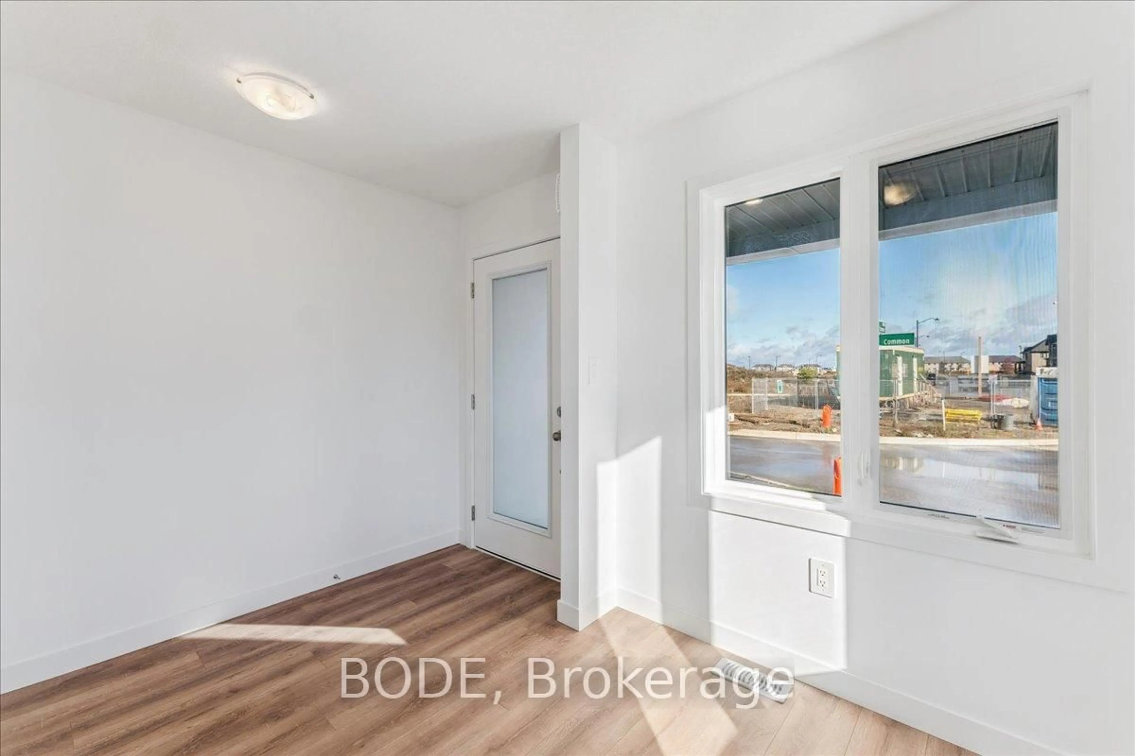 Indoor entryway for 5 Pin Oak Common, Cambridge Ontario N1S 0G3