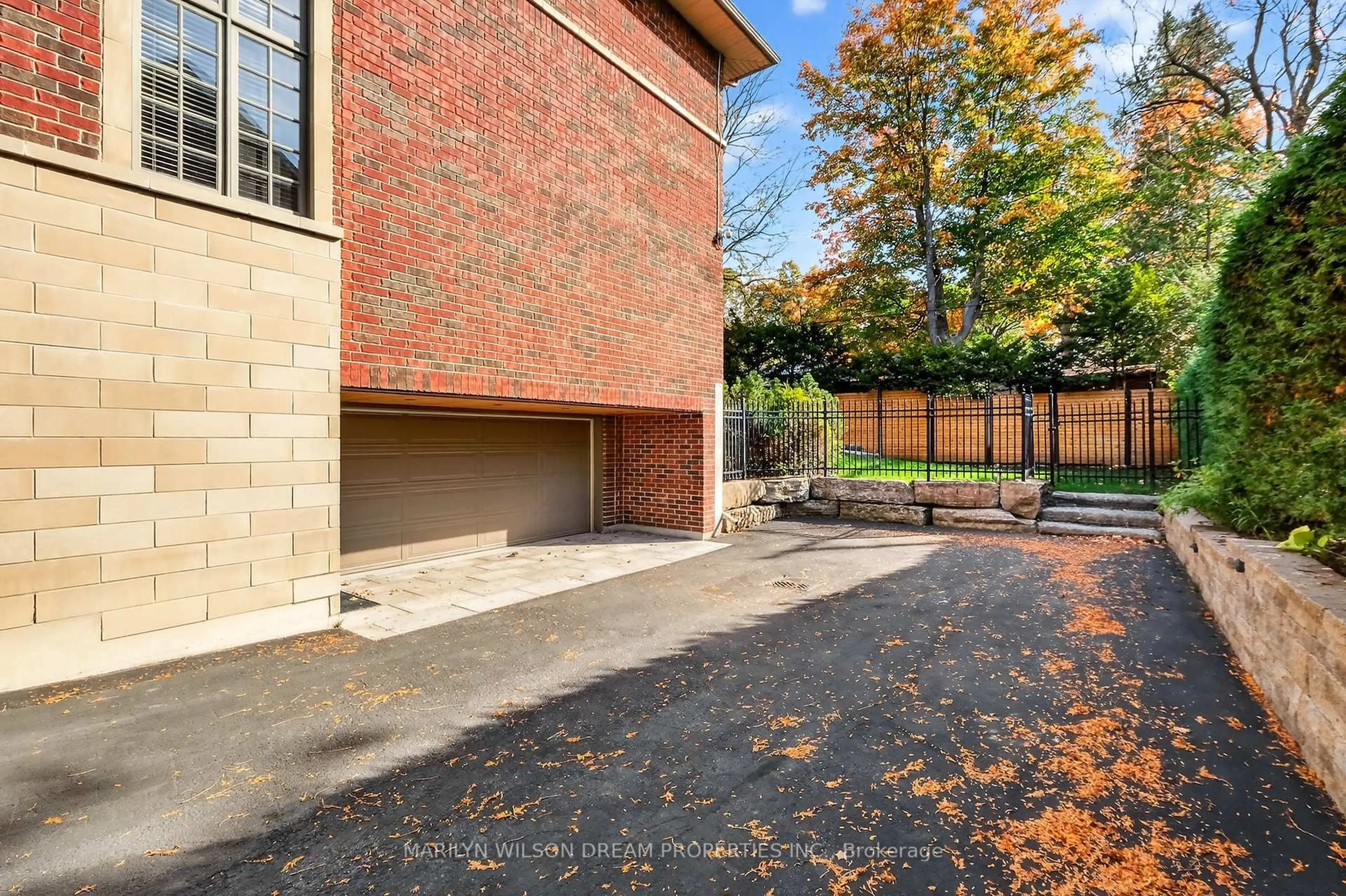 Patio, street for 250 Sandridge Rd, Ottawa Ontario K1L 5A2
