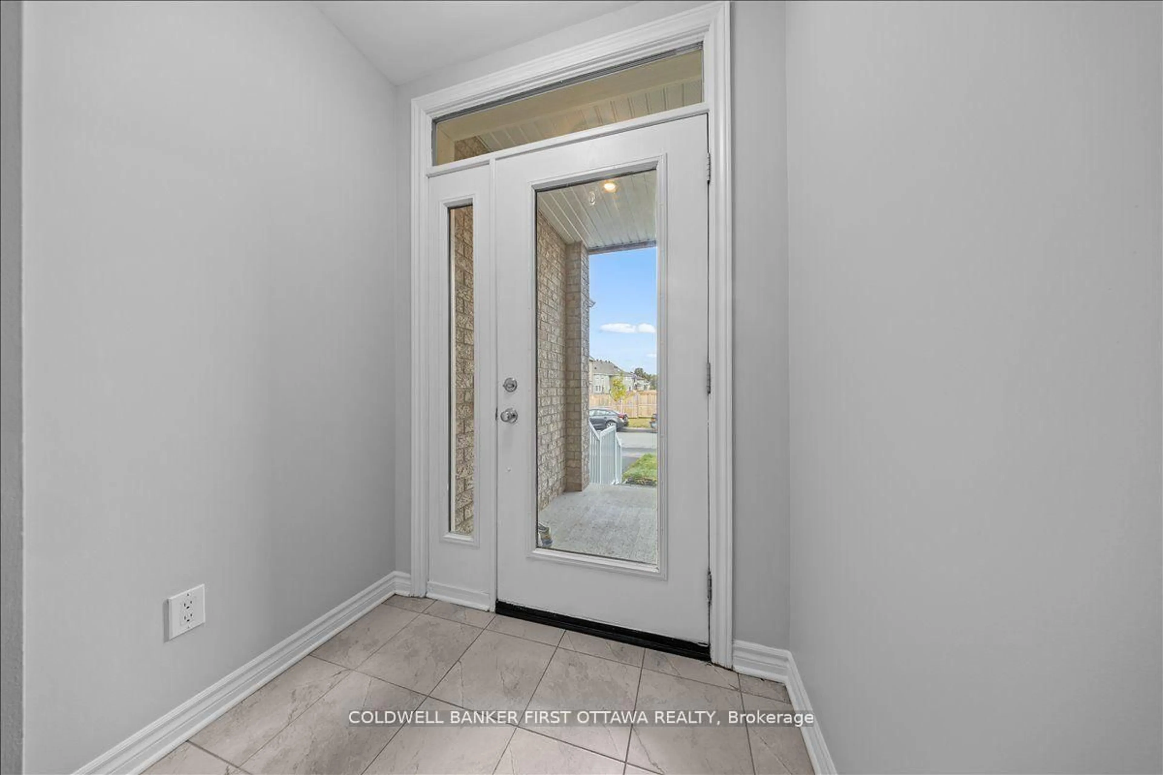 Indoor entryway for 505 Sonmarg Cres, Ottawa Ontario K2J 7A6