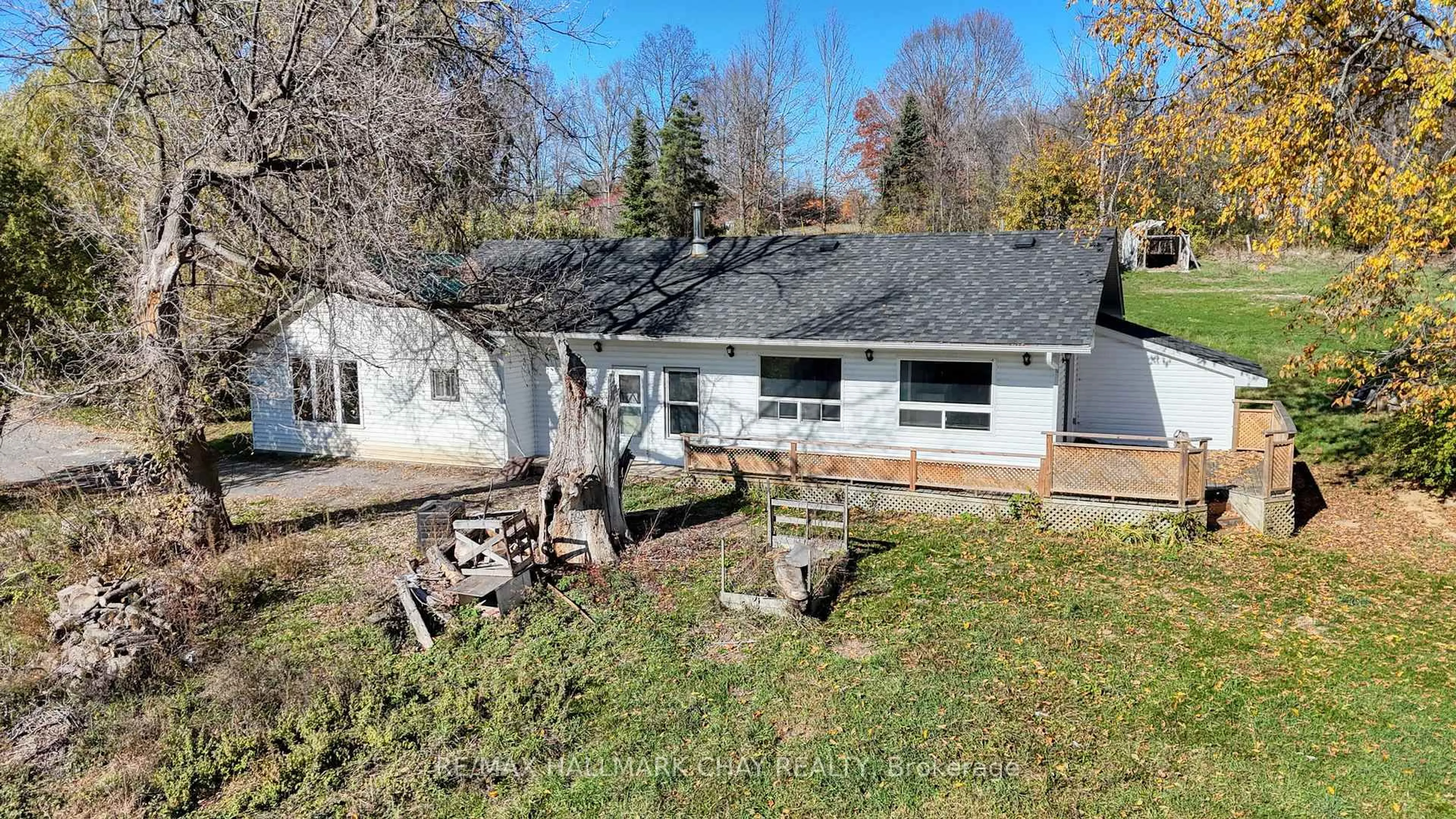 A pic from outside/outdoor area/front of a property/back of a property/a pic from drone, unknown for 4884 Bedford Rd, Sydenham Ontario K0H 2T0