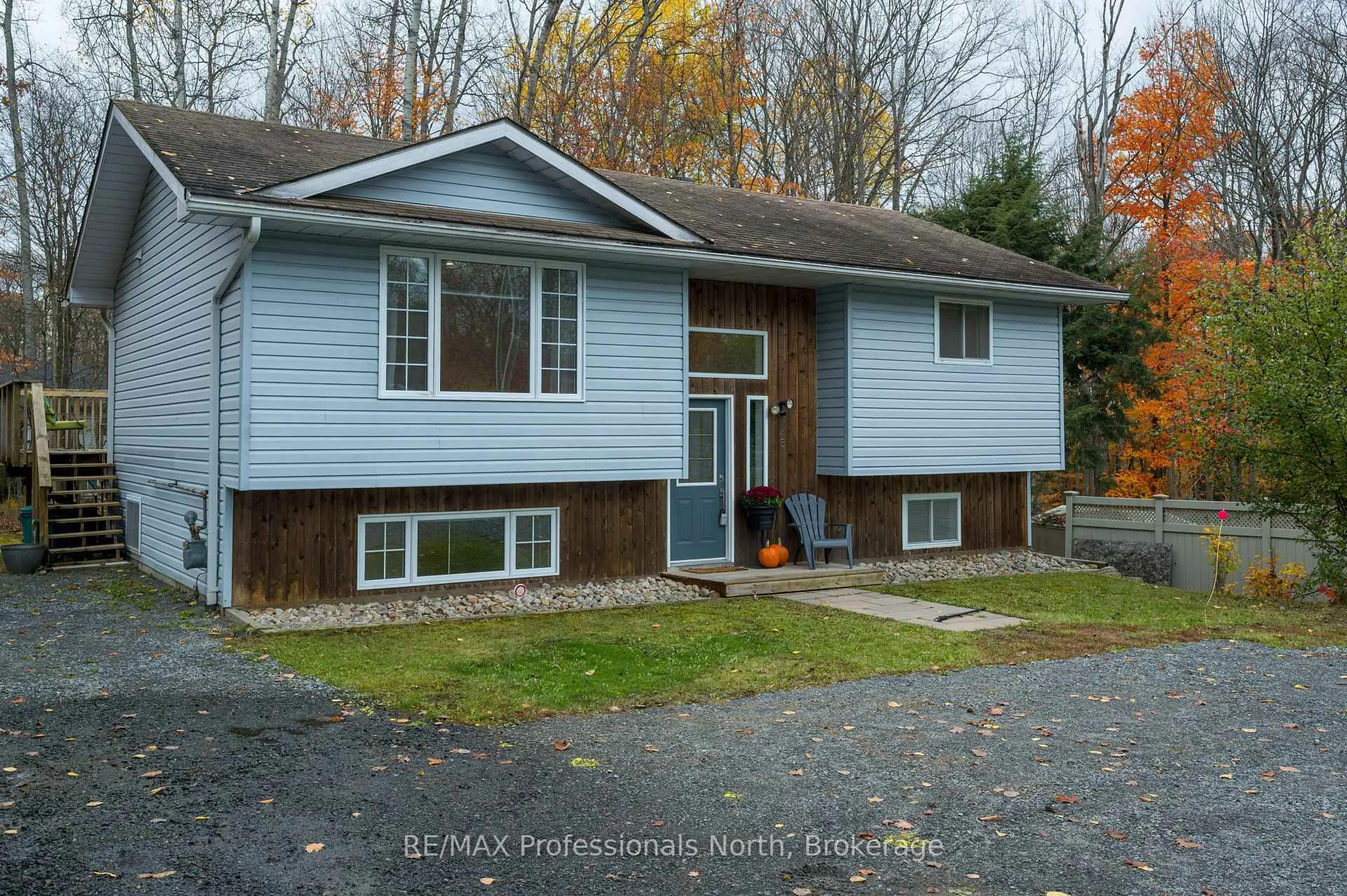 Home with vinyl exterior material, street for 45 Yonge St, Huntsville Ontario P1H 1V1