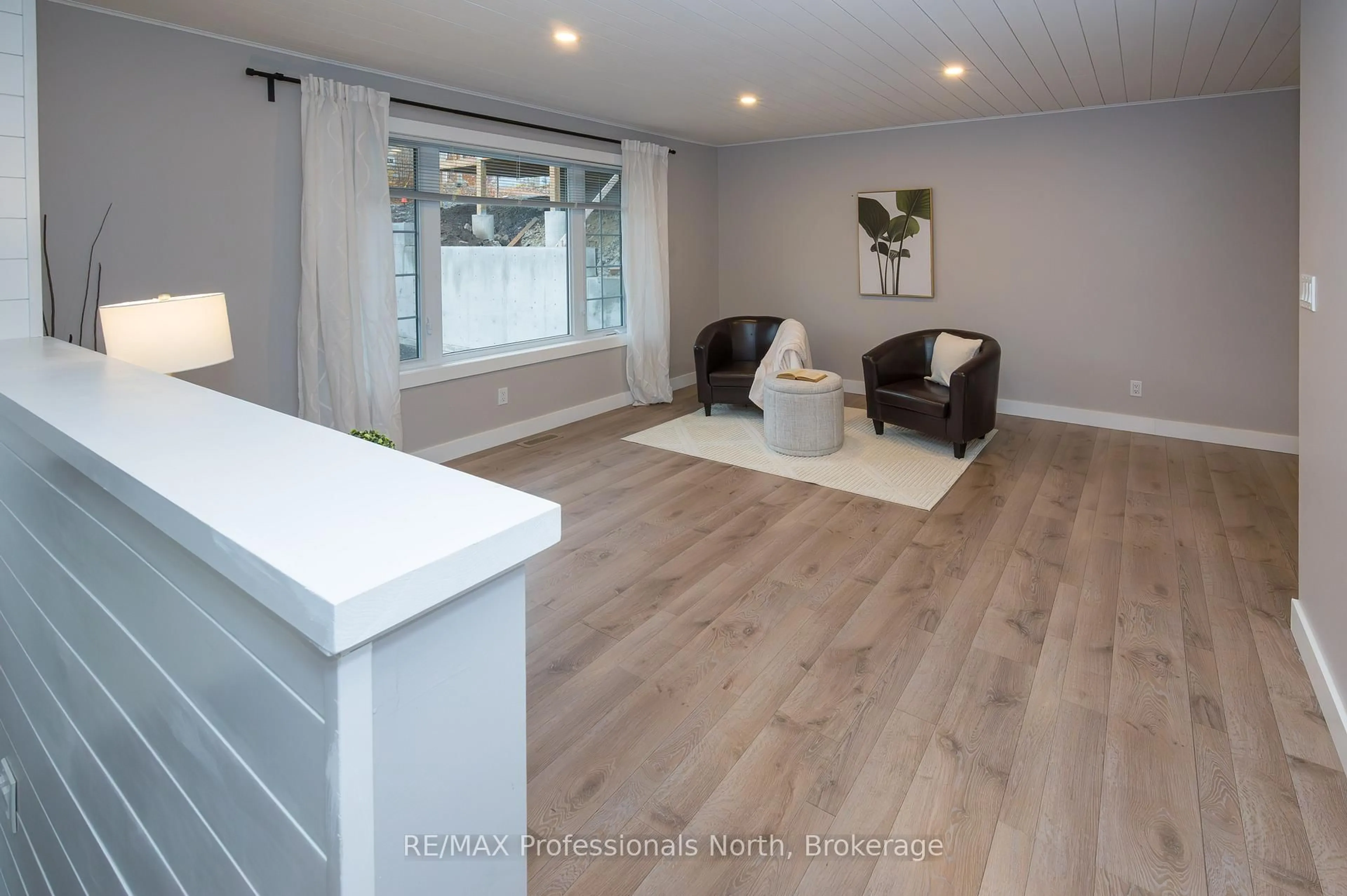 Living room with furniture, wood/laminate floor for 45 Yonge St, Huntsville Ontario P1H 1V1