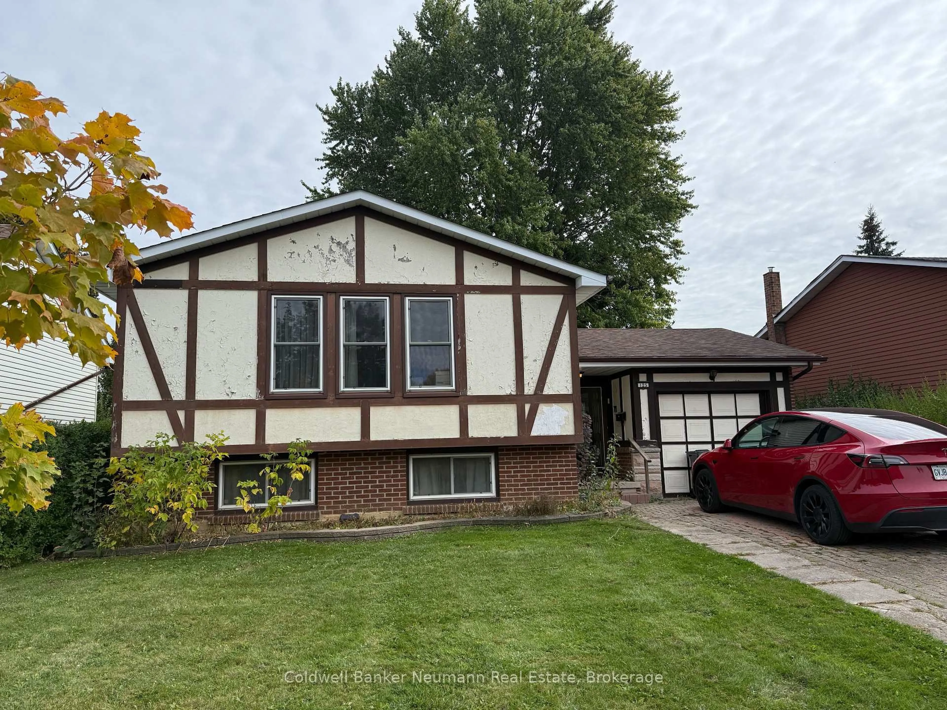 Home with vinyl exterior material, street for 125 Queensdale Cres, Guelph Ontario N1H 6W6