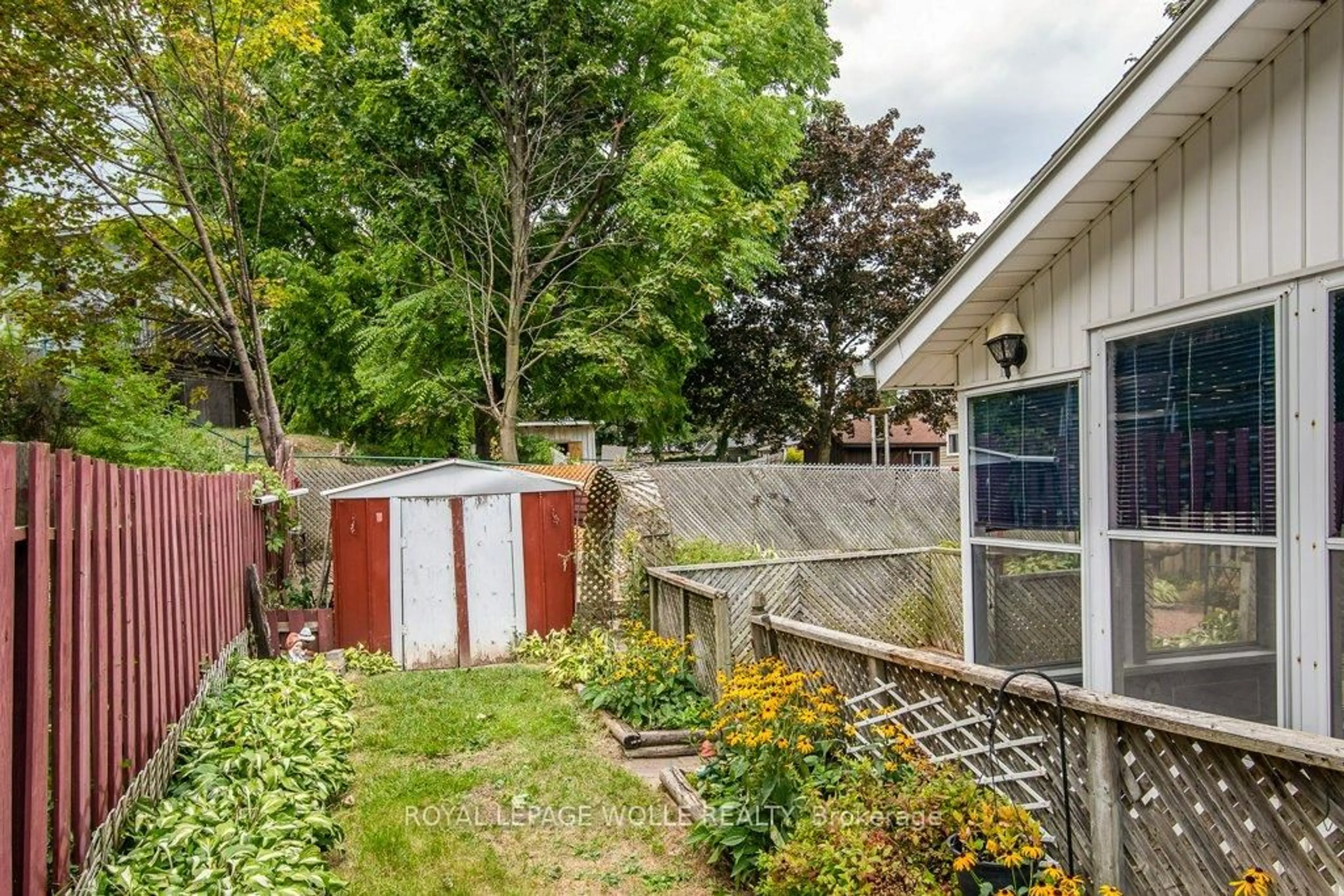 Patio, street for 153 Pinedale Dr, Kitchener Ontario N2E 1K2