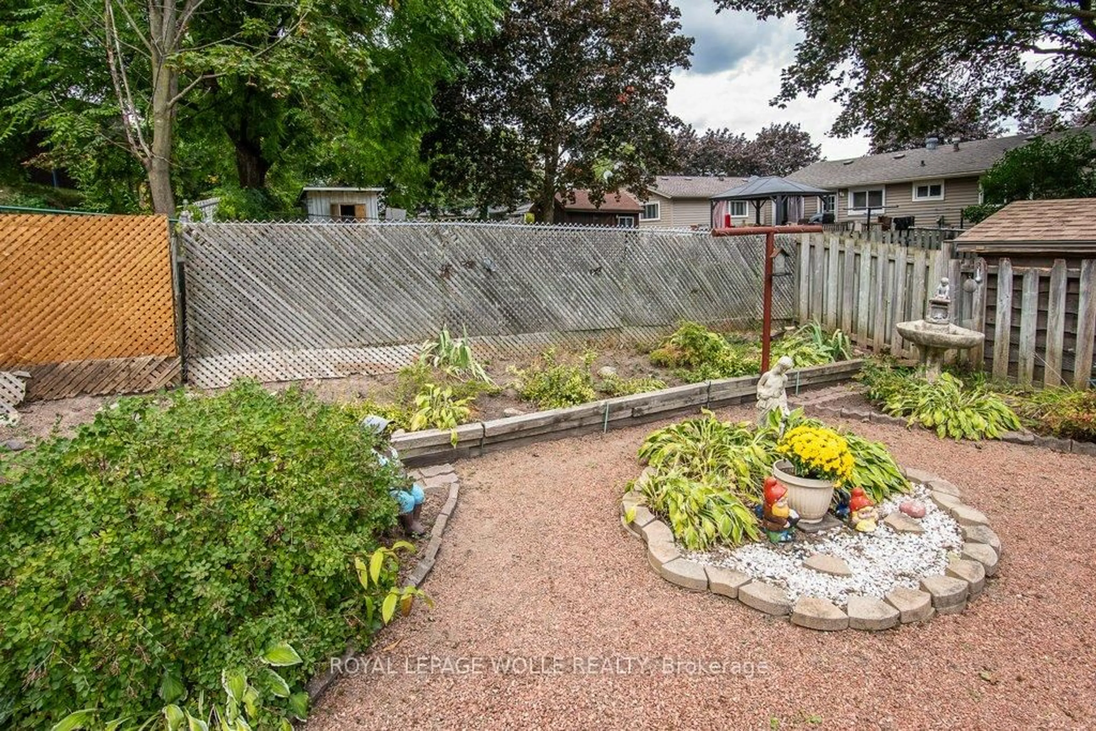 Patio, street for 153 Pinedale Dr, Kitchener Ontario N2E 1K2