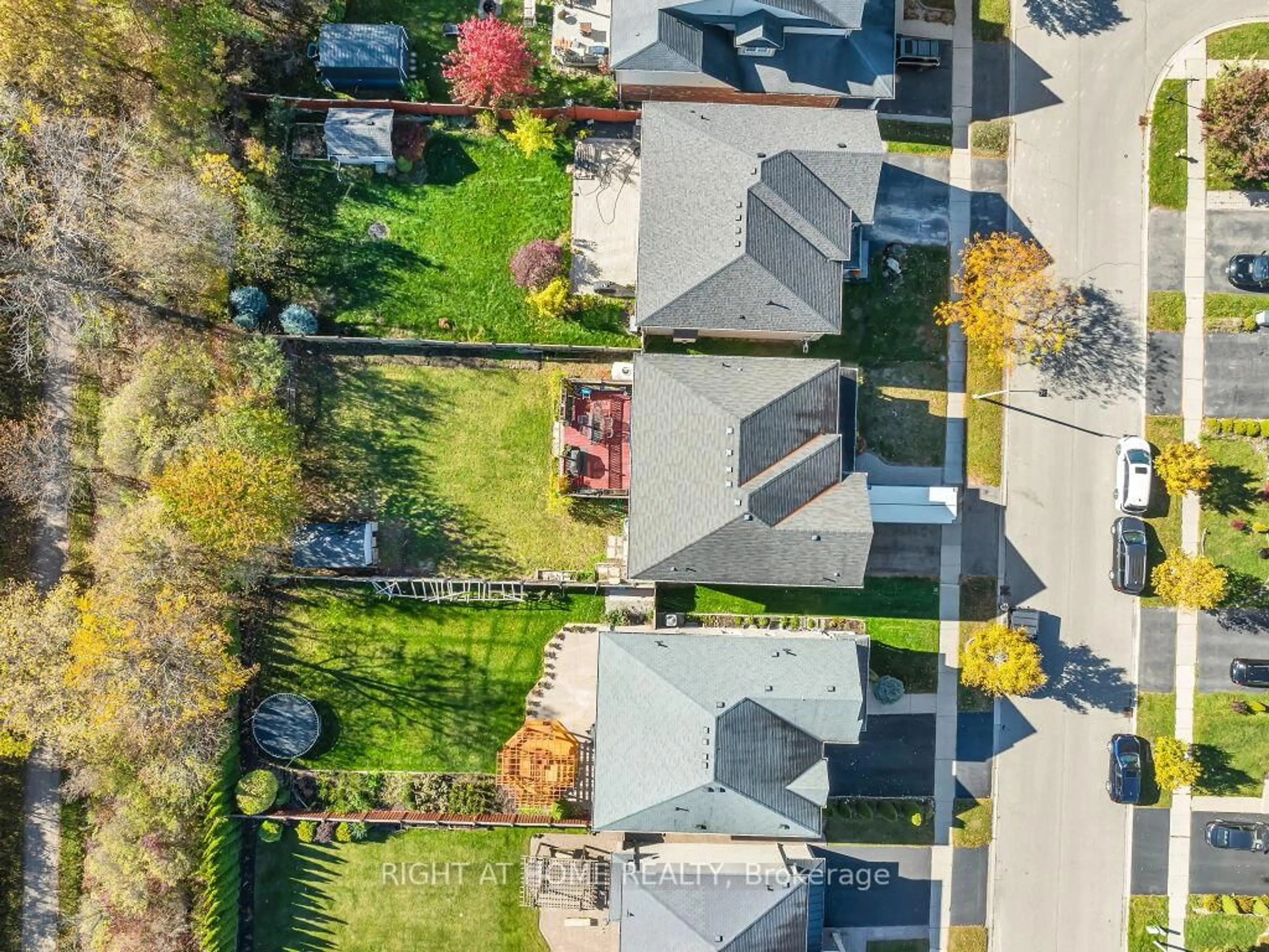 A pic from outside/outdoor area/front of a property/back of a property/a pic from drone, street for 201 Hunter Way, Brantford Ontario N3T 0B7